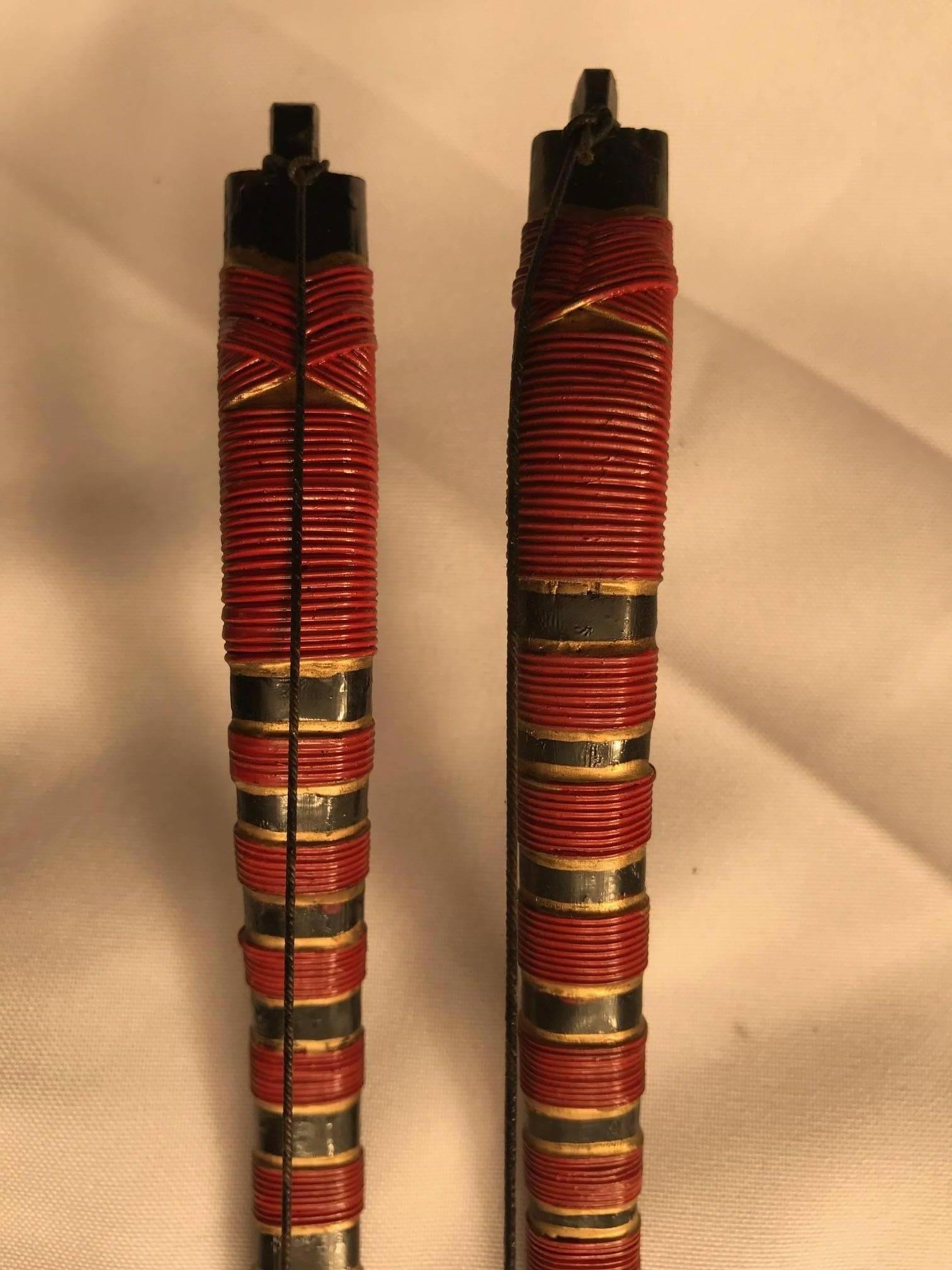 Japanese antique pair of Samurai bows with fine lacquered details in original vibrant red and black colors Meiji period, 19th century.

A rare find.

Quality: bamboo and vermilion lacquer (Japanese lacquer)
Patina and mild use appropriate to
