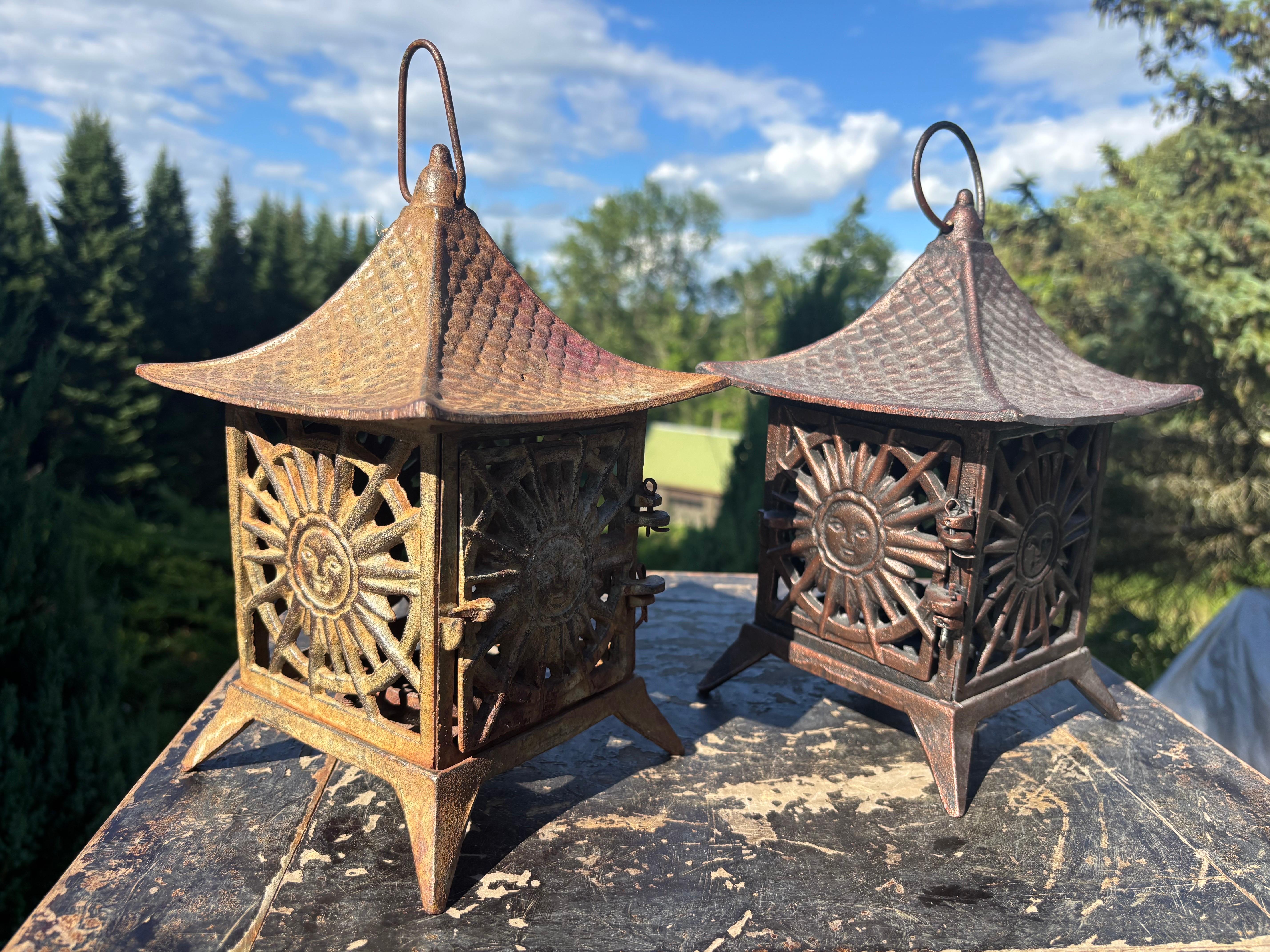 Paire de lanternes de toit de pagode japonaises anciennes à éclats de soleil en vente 2