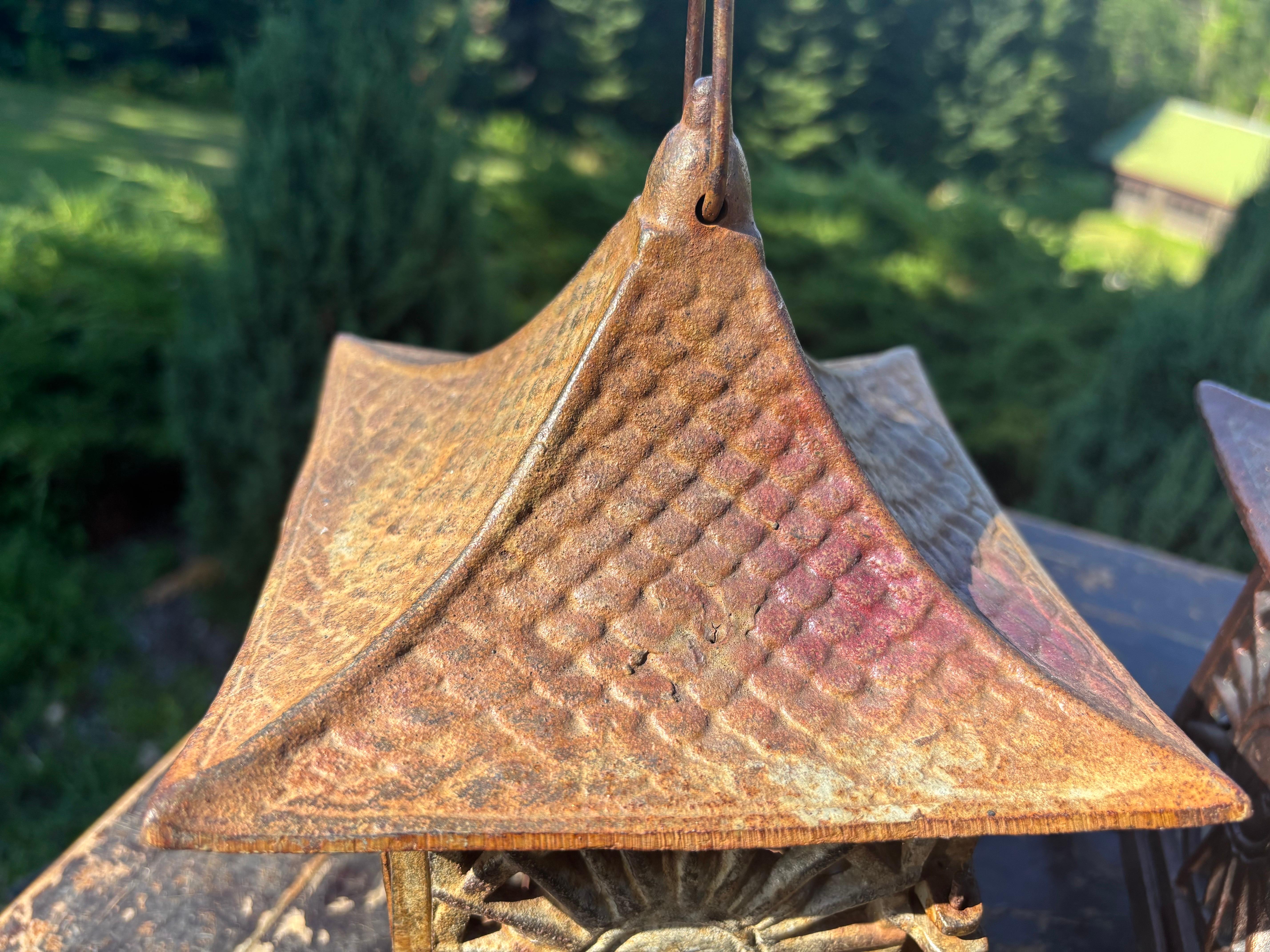 Paire de lanternes de toit de pagode japonaises anciennes à éclats de soleil en vente 3