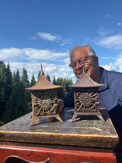 Paire de lanternes de toit de pagode japonaises anciennes à éclats de soleil