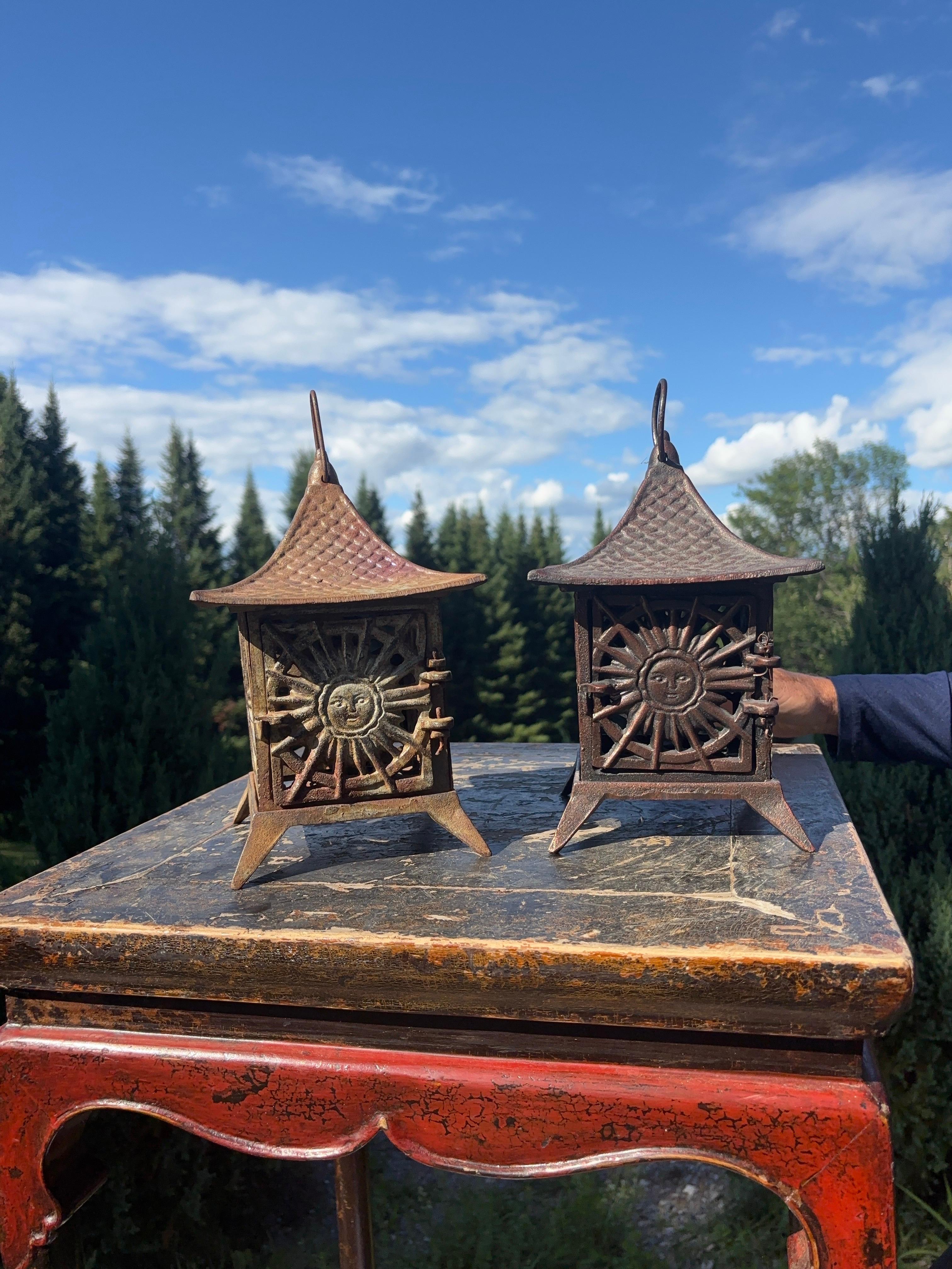 Showa Paire de lanternes de toit de pagode japonaises anciennes à éclats de soleil en vente