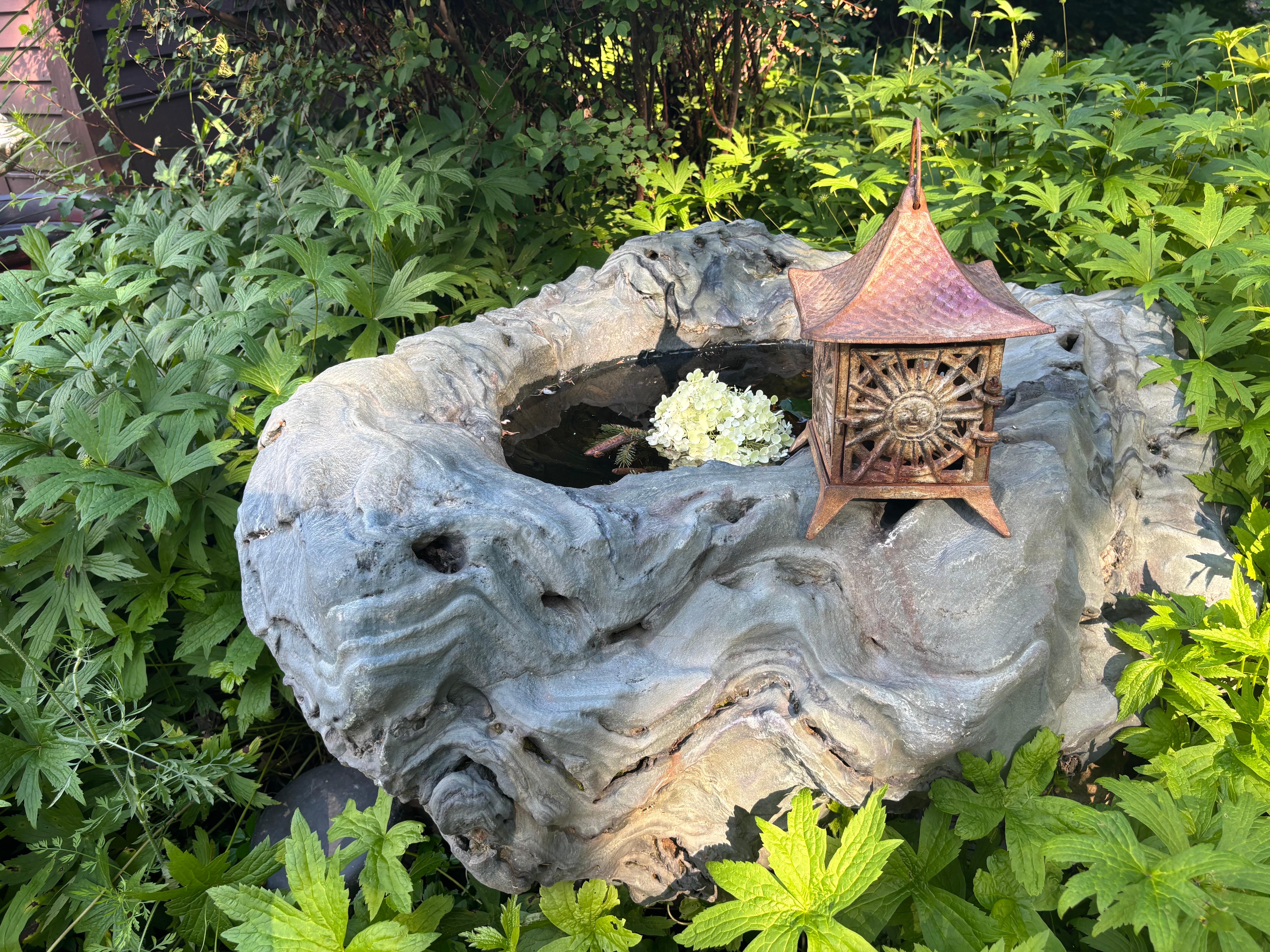 Japonais Paire de lanternes de toit de pagode japonaises anciennes à éclats de soleil en vente