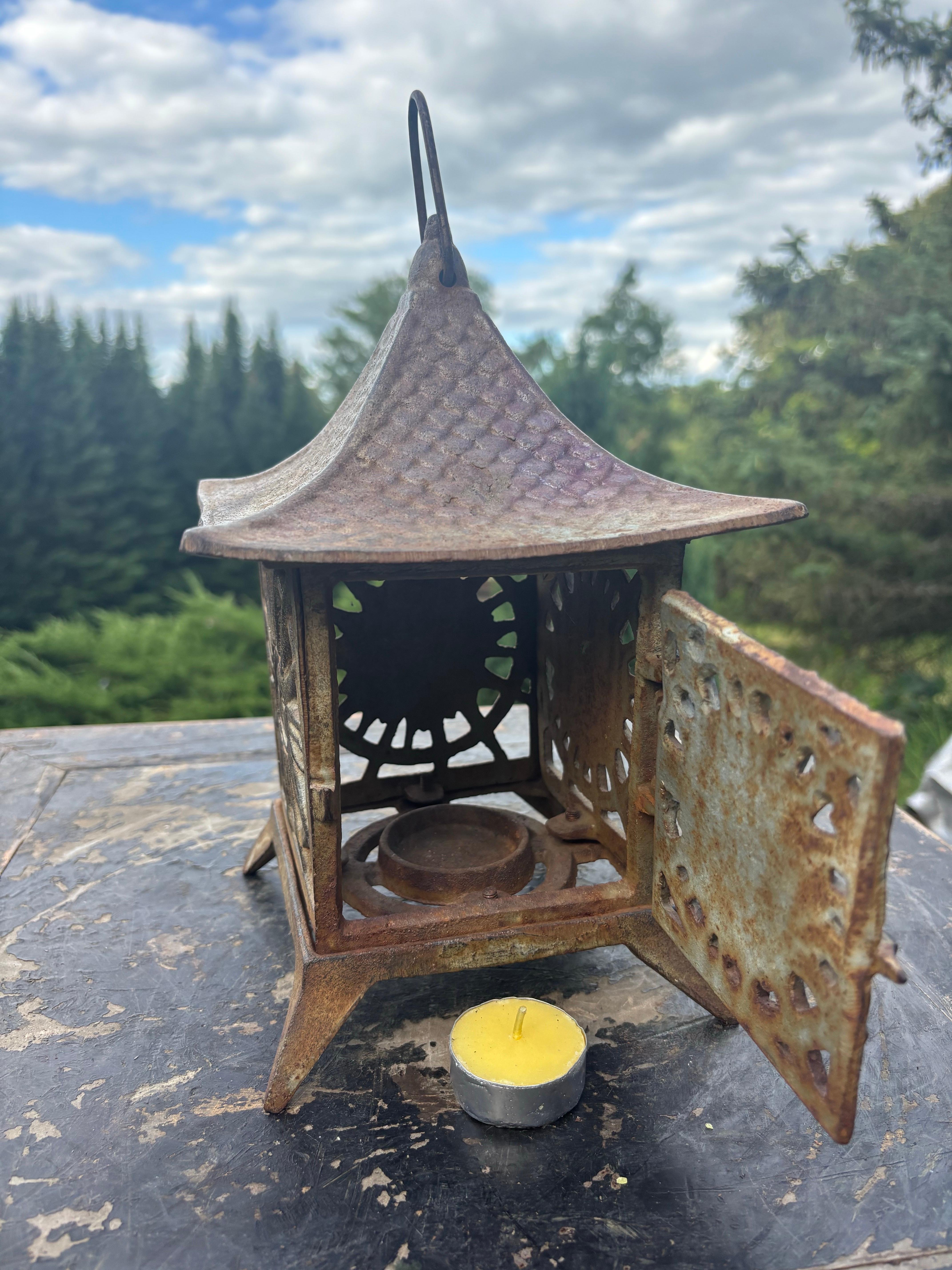 Fait main Paire de lanternes de toit de pagode japonaises anciennes à éclats de soleil en vente