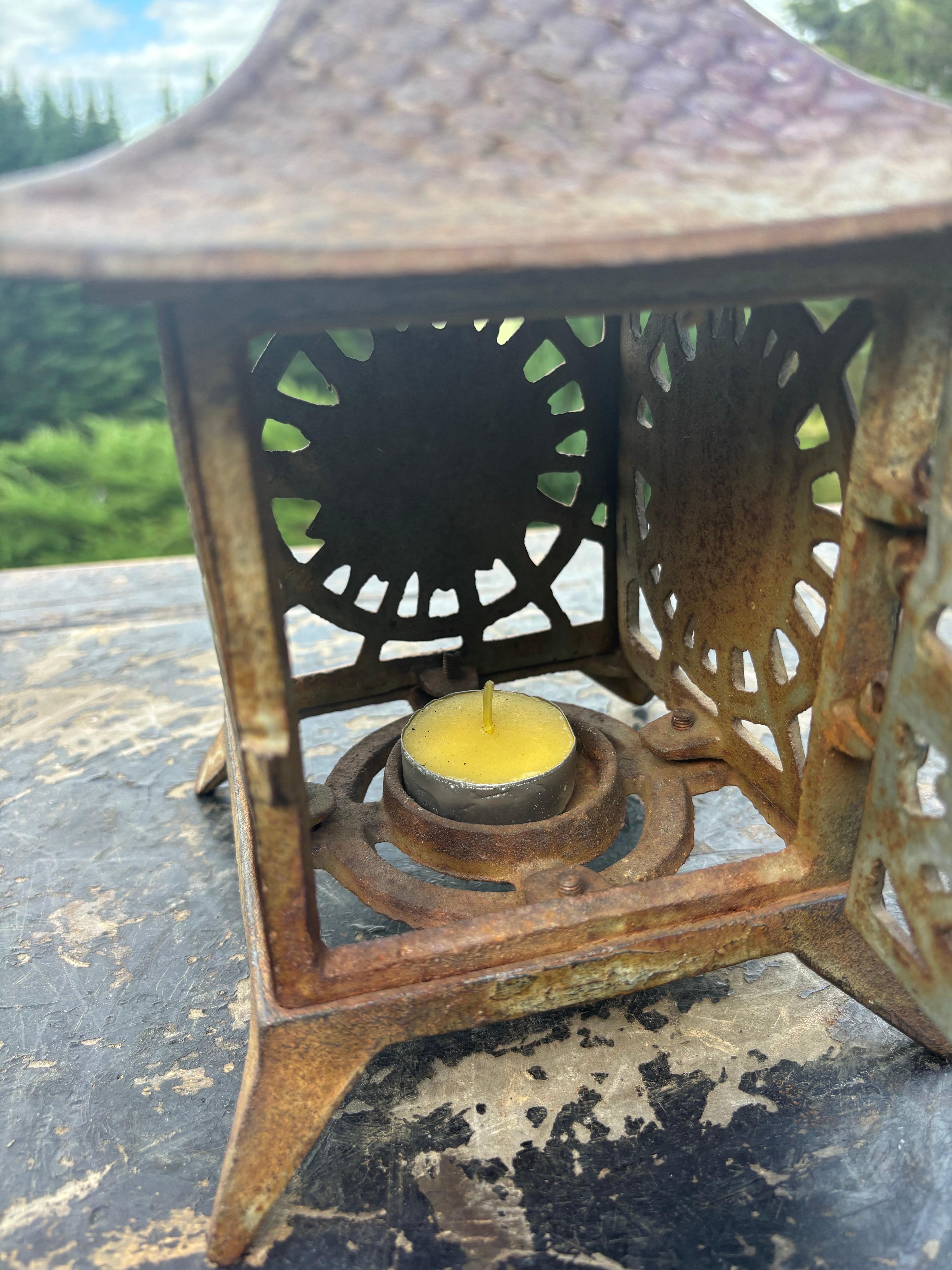 Paire de lanternes de toit de pagode japonaises anciennes à éclats de soleil Bon état - En vente à South Burlington, VT