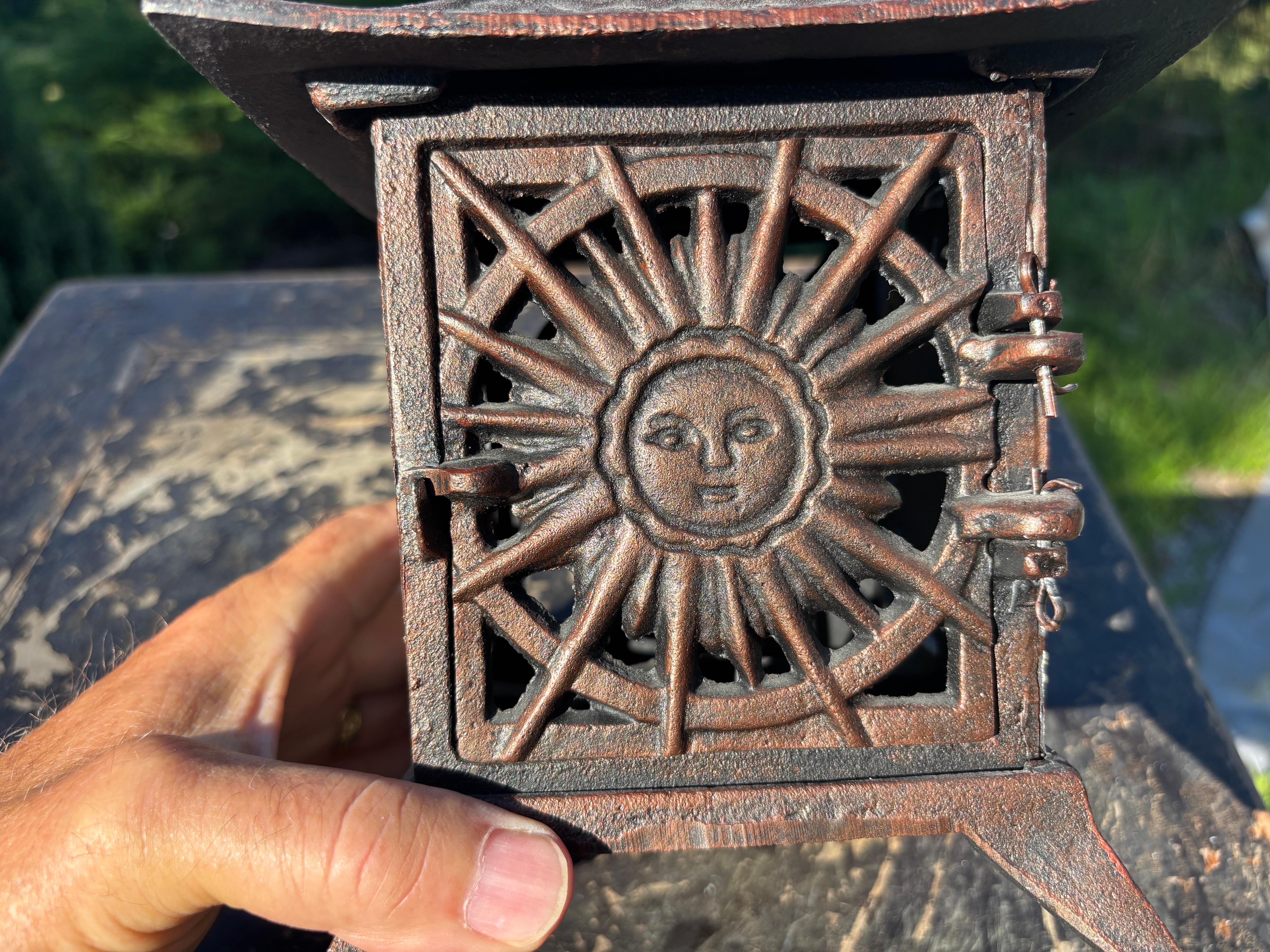20ième siècle Paire de lanternes de toit de pagode japonaises anciennes à éclats de soleil en vente