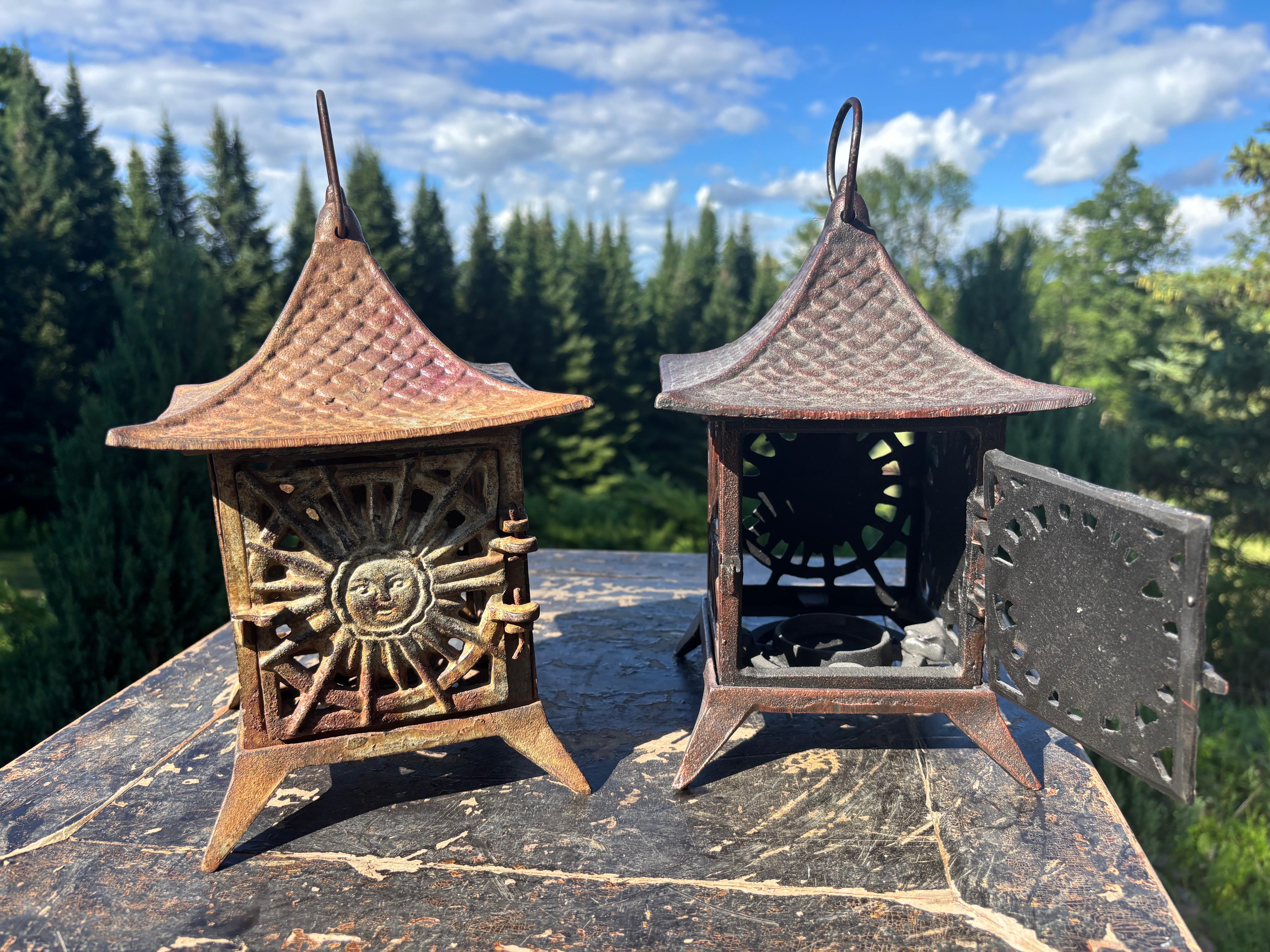 Fer Paire de lanternes de toit de pagode japonaises anciennes à éclats de soleil en vente