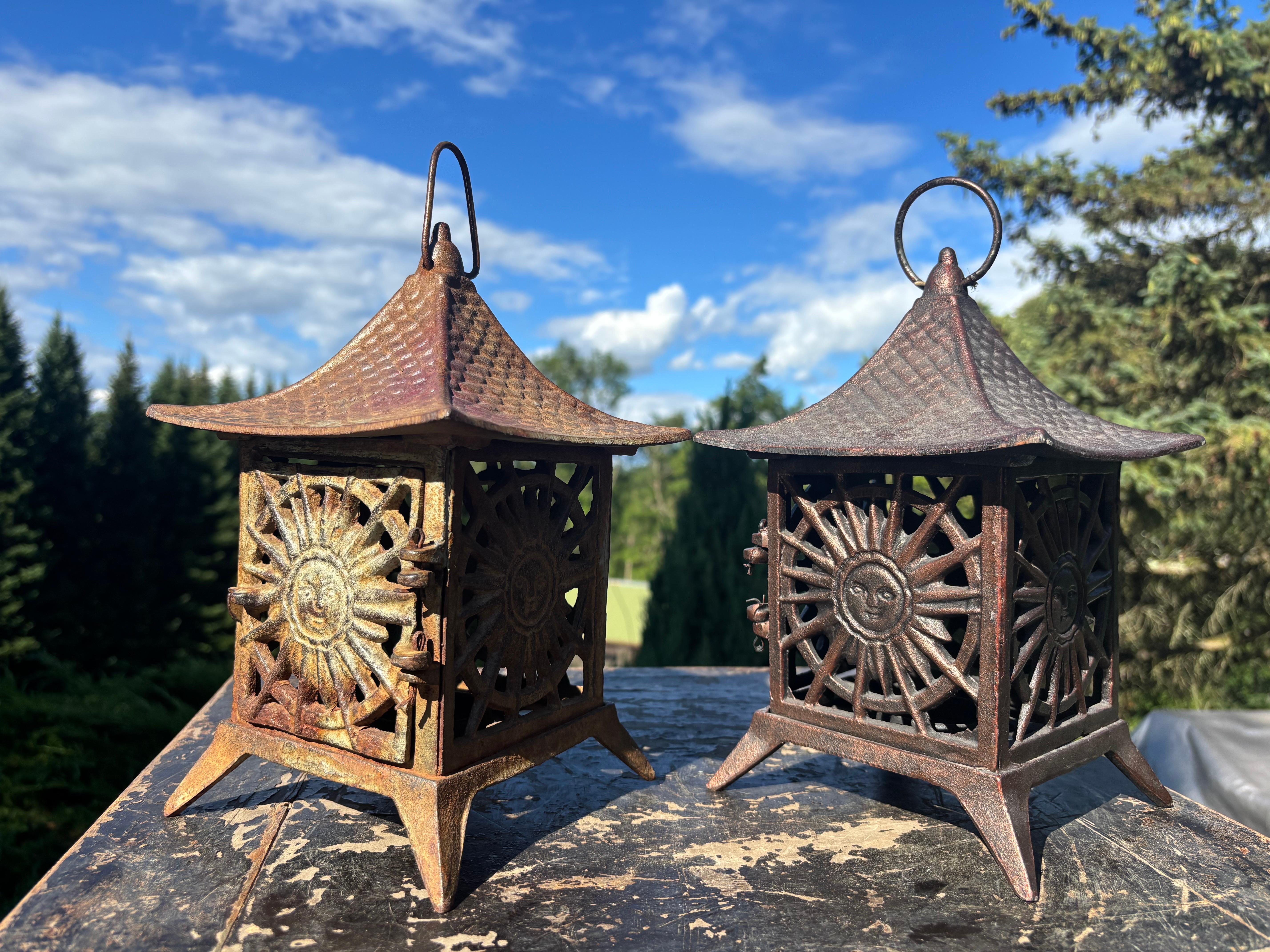 Paire de lanternes de toit de pagode japonaises anciennes à éclats de soleil en vente 1