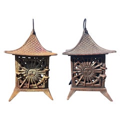 Paire de lanternes de toit de pagode japonaises anciennes à éclats de soleil