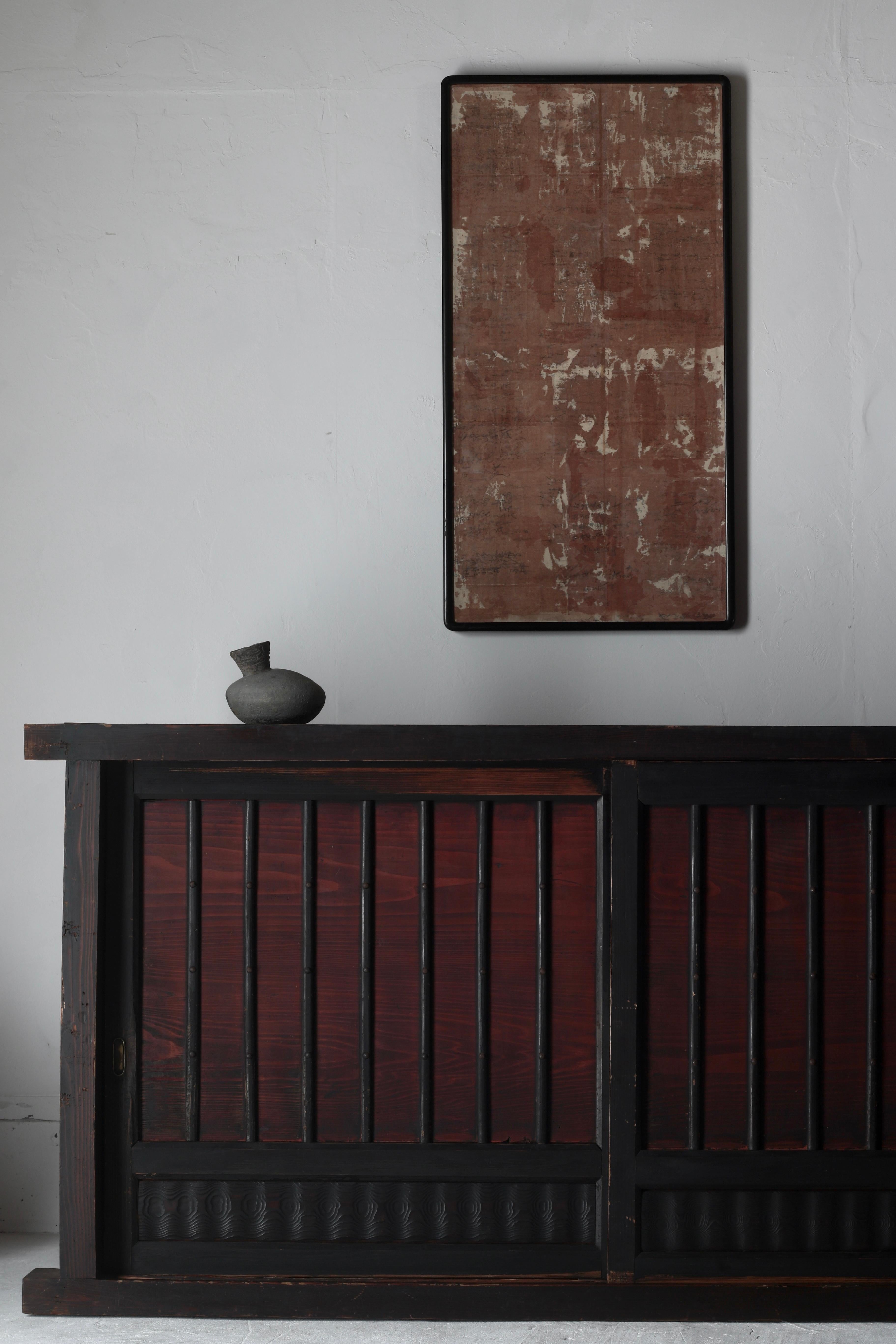 This is a wall decoration made of old Japanese paintings.

It seems to be from the Meiji period to the early Showa period.

The old paper on the surface is dyed with persimmon juice and is done randomly multiple times.

Old-fashioned letters are