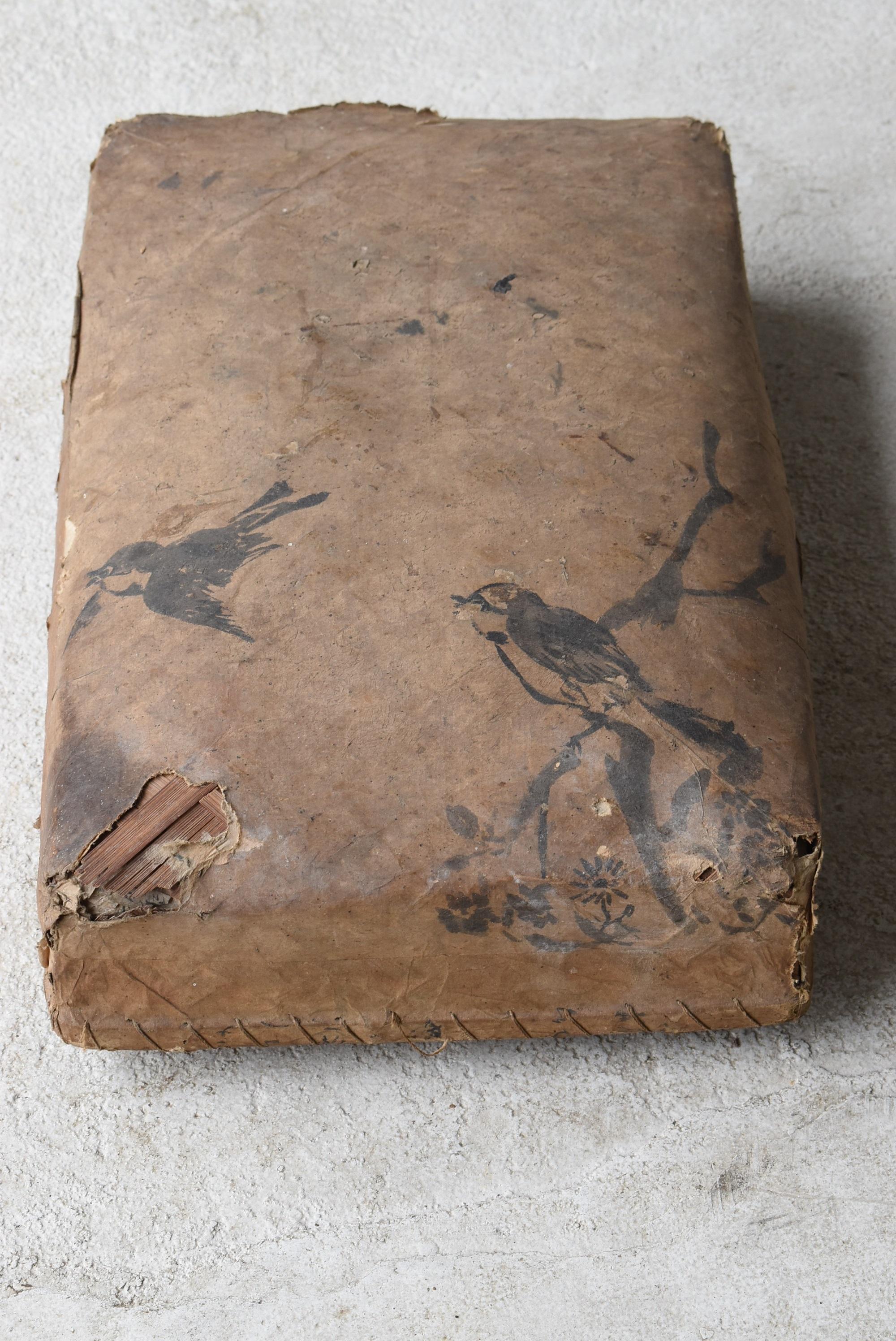 It is a box covered with old Japanese paper.
It is an item from the Edo period. (1800s-1860s)
A box made of bamboo is covered with paper.

The beautiful picture of the bird is symbolic.

It is also recommended to decorate the wall with only