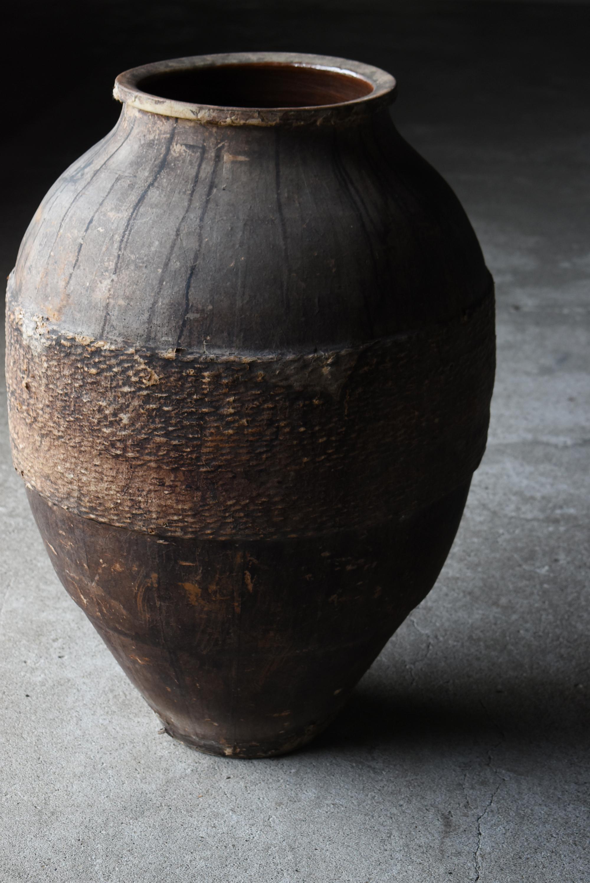 Si tratta di un vaso di ceramica di grandi dimensioni eccezionalmente raro, proveniente dal Giappone e ricoperto di carta. È stato realizzato durante il periodo Meiji (1860-1900) e originariamente veniva utilizzato per trasportare e conservare le