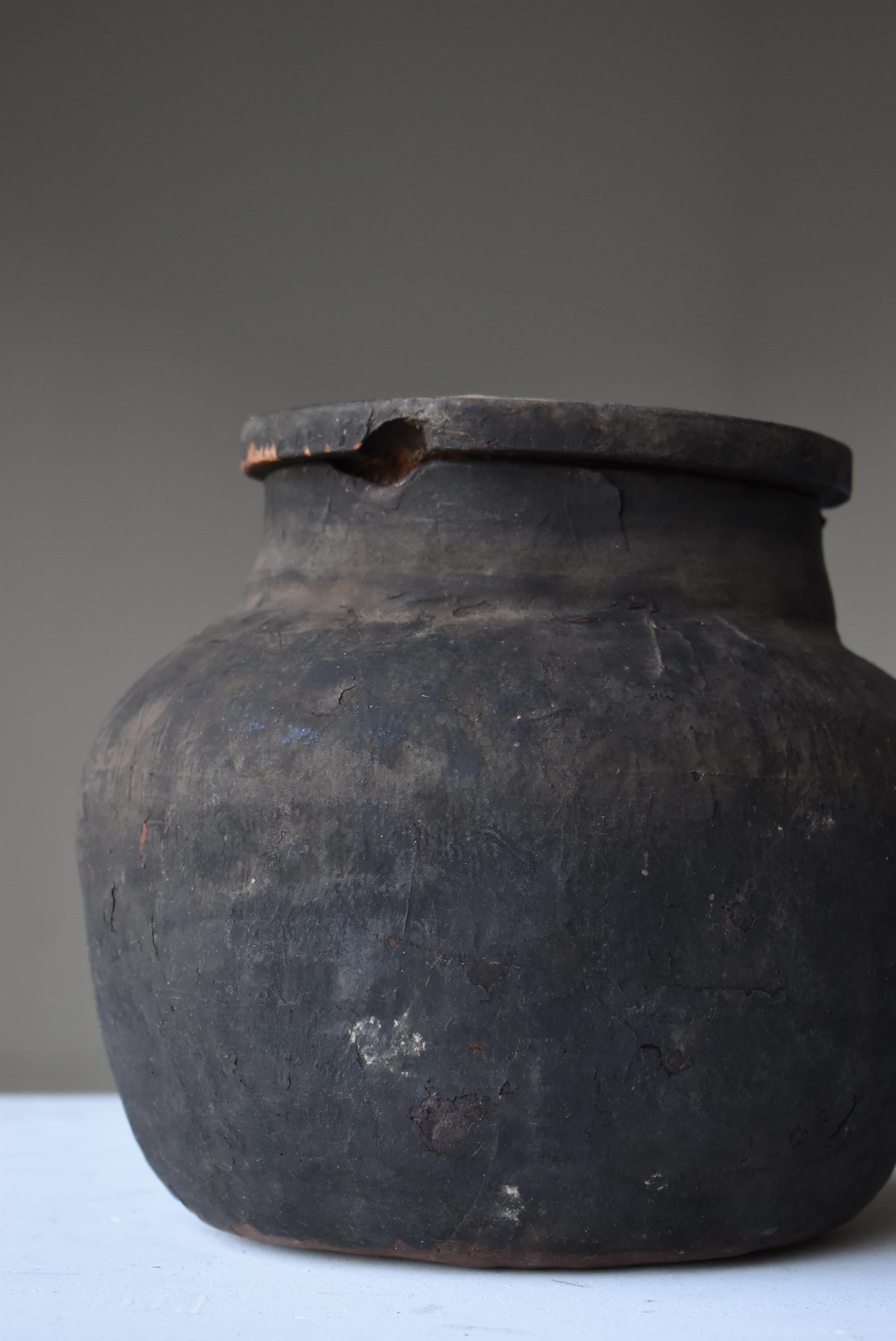 This is an old Japanese paper-covered jar.
It is from the Edo period (1800s-1860s).

This jar is used to store tea leaves.
It is covered with paper to prevent moisture.

It is black and beautiful.
Why black?
Because there is soot.
In Japan, there is