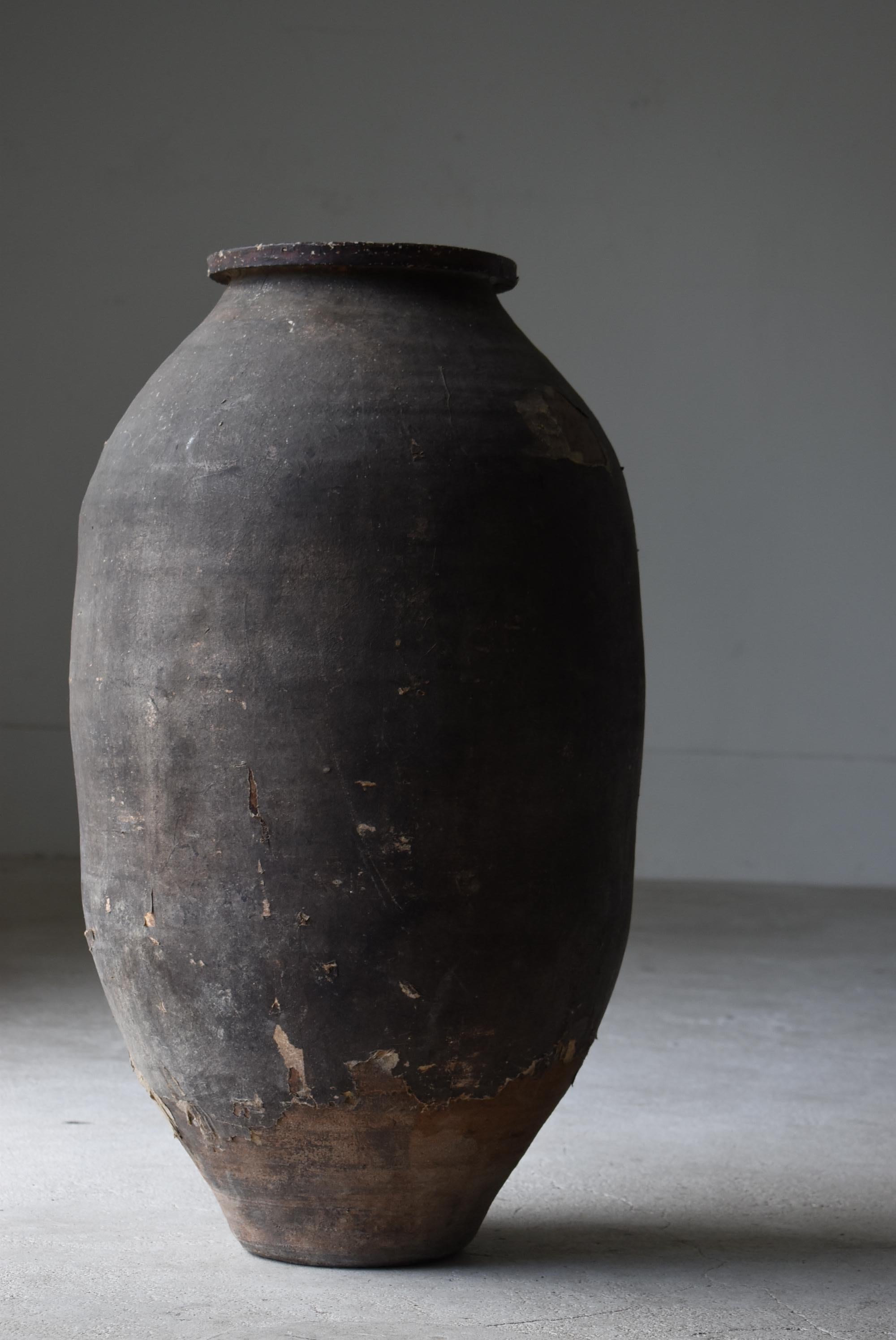 This is an old large Japanese pottery.
It is from the Meiji period (1860s-1900s).
The entire pottery is covered with paper.

This large vase was used to transport and store tea leaves.
It is covered with paper to protect it from moisture.

It