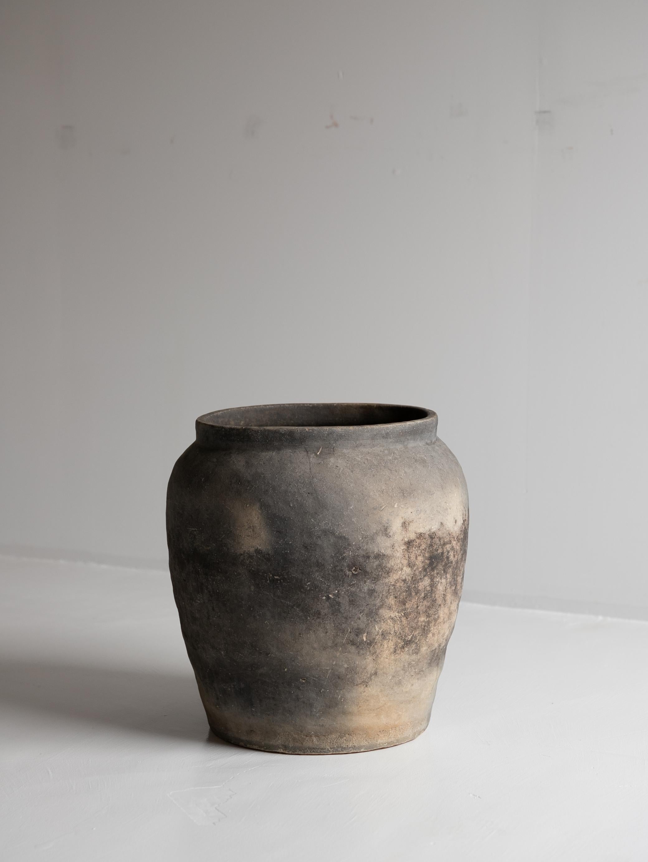 Japanese Antique Pottery Jar 1860-1910s / Flower Vase Wabi Sabi In Good Condition For Sale In Sammu-shi, Chiba