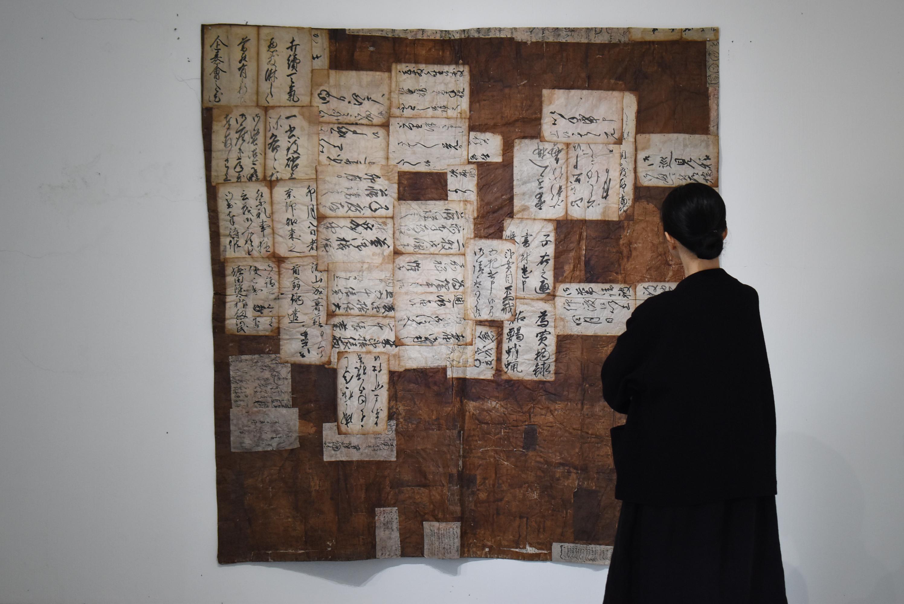 Dies ist eine sehr alte japanische Papiermatte.
Es stammt vermutlich aus der späten Edo-Periode (1800er-1860er Jahre) und hat eine beeindruckende Größe von etwa 1700 mm × 1830 mm. Es entstand durch die Schichtung von ausrangierten Blättern