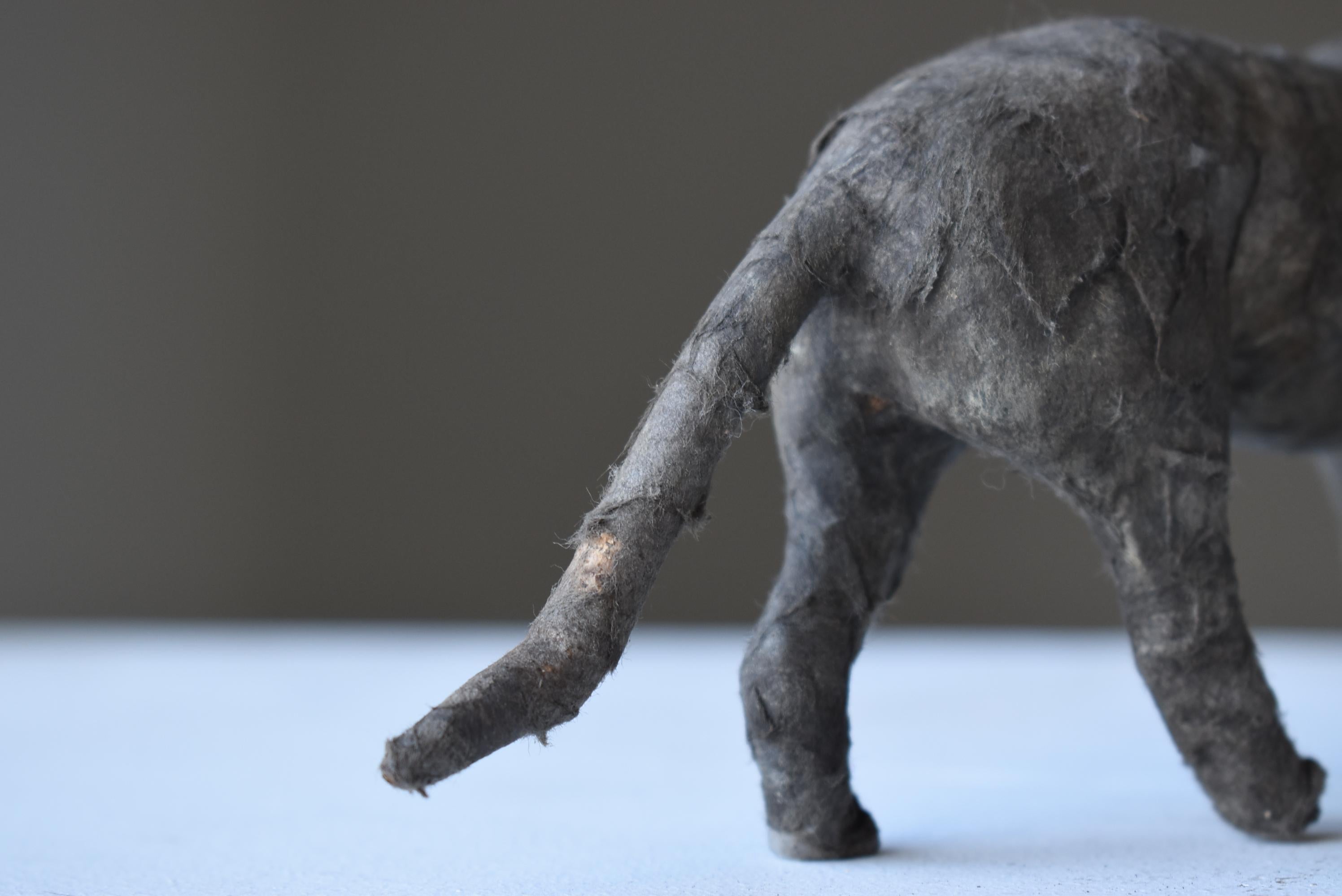 Objet japonais ancien loup en papier des années 1940-1960 / Figurine d'animal Wabi Sabi en vente 1
