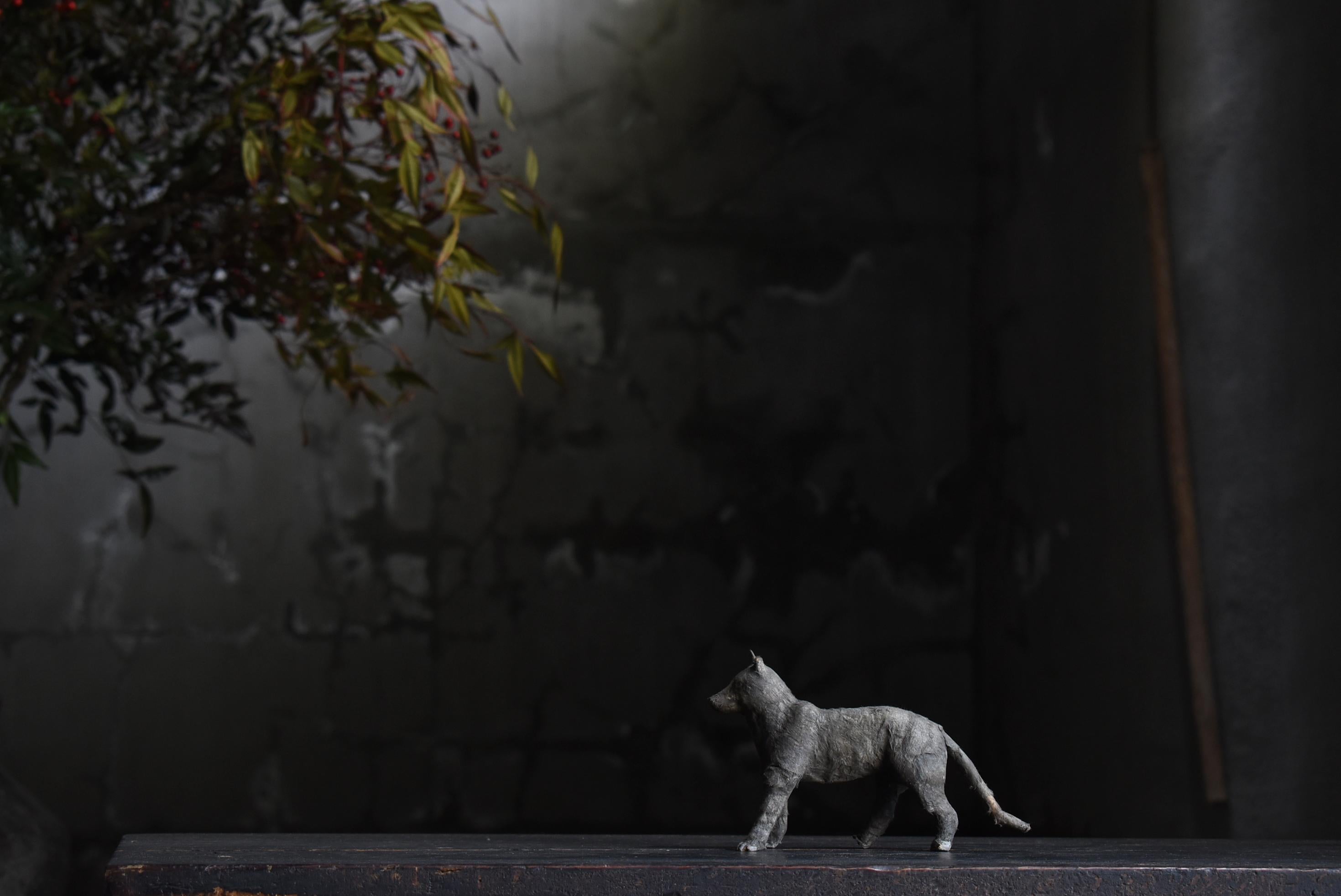 Objet japonais ancien loup en papier des années 1940-1960 / Figurine d'animal Wabi Sabi en vente 4