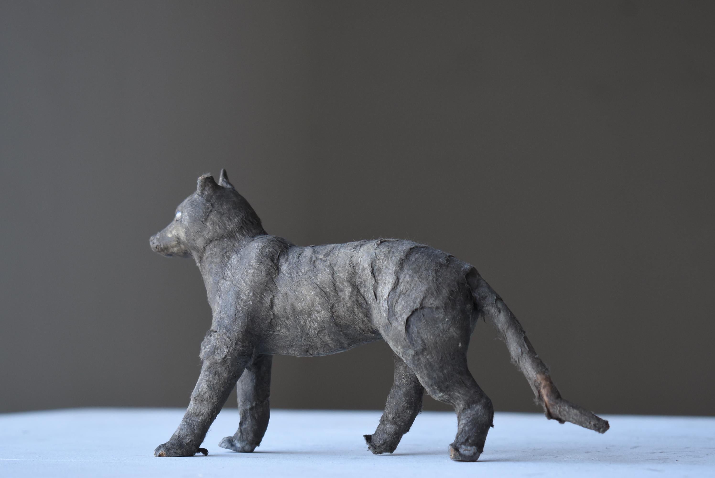 Very old Japanese wolf figurine.
This figurine dates from the mid-Showa period (1940s-1960s).
It is made by shaping it with a piece of wood and covering it with Japanese paper.
The texture of the fur is realistically expressed by the Japanese