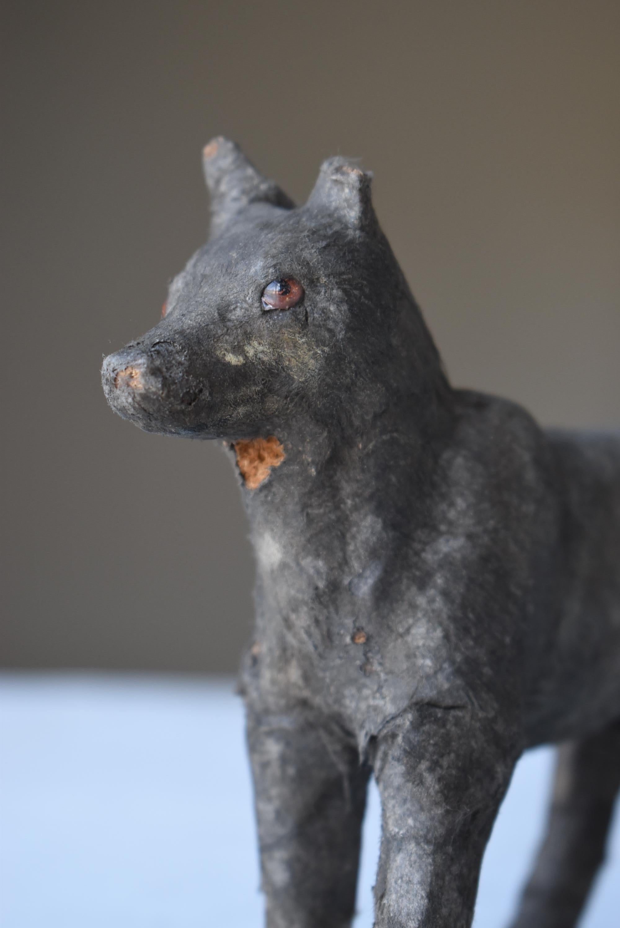 Showa Objet japonais ancien loup en papier des années 1940-1960 / Figurine d'animal Wabi Sabi en vente