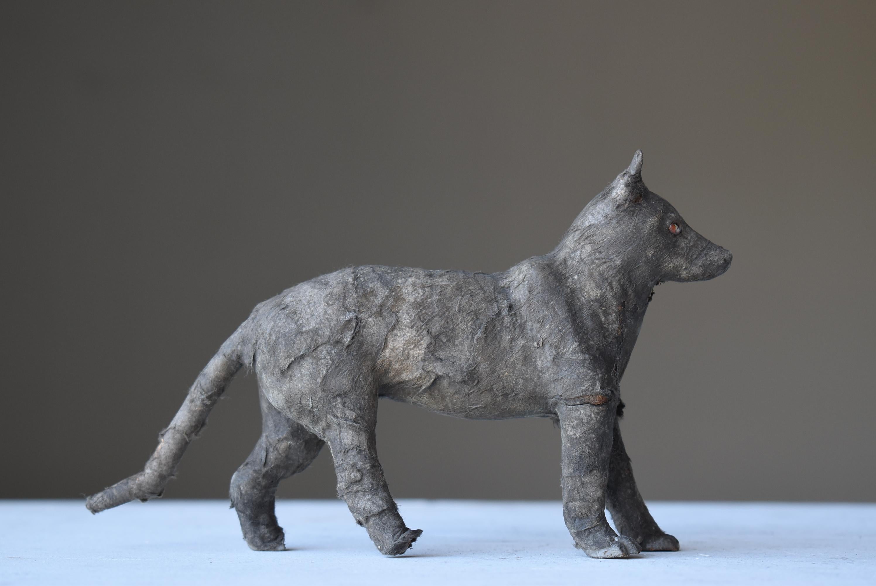 Milieu du XXe siècle Objet japonais ancien loup en papier des années 1940-1960 / Figurine d'animal Wabi Sabi en vente