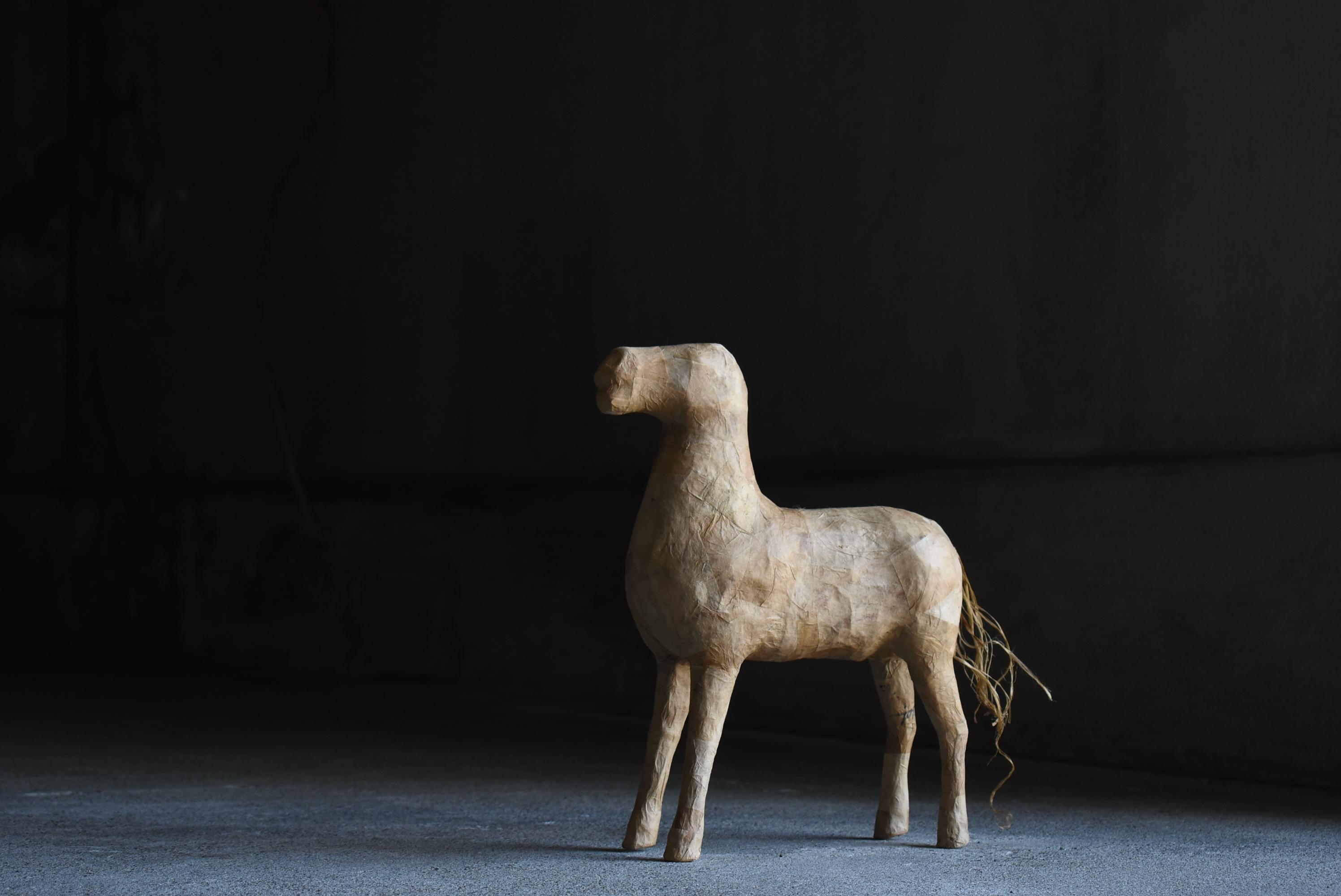 This is an old Japanese papier-mache horse.
It is from the Meiji period (1860s-1920s).
It is a rare item that is not seen very often.

It is very elaborate.
It can be said to be the workmanship of Japanese craftsmen.

Since it is made of