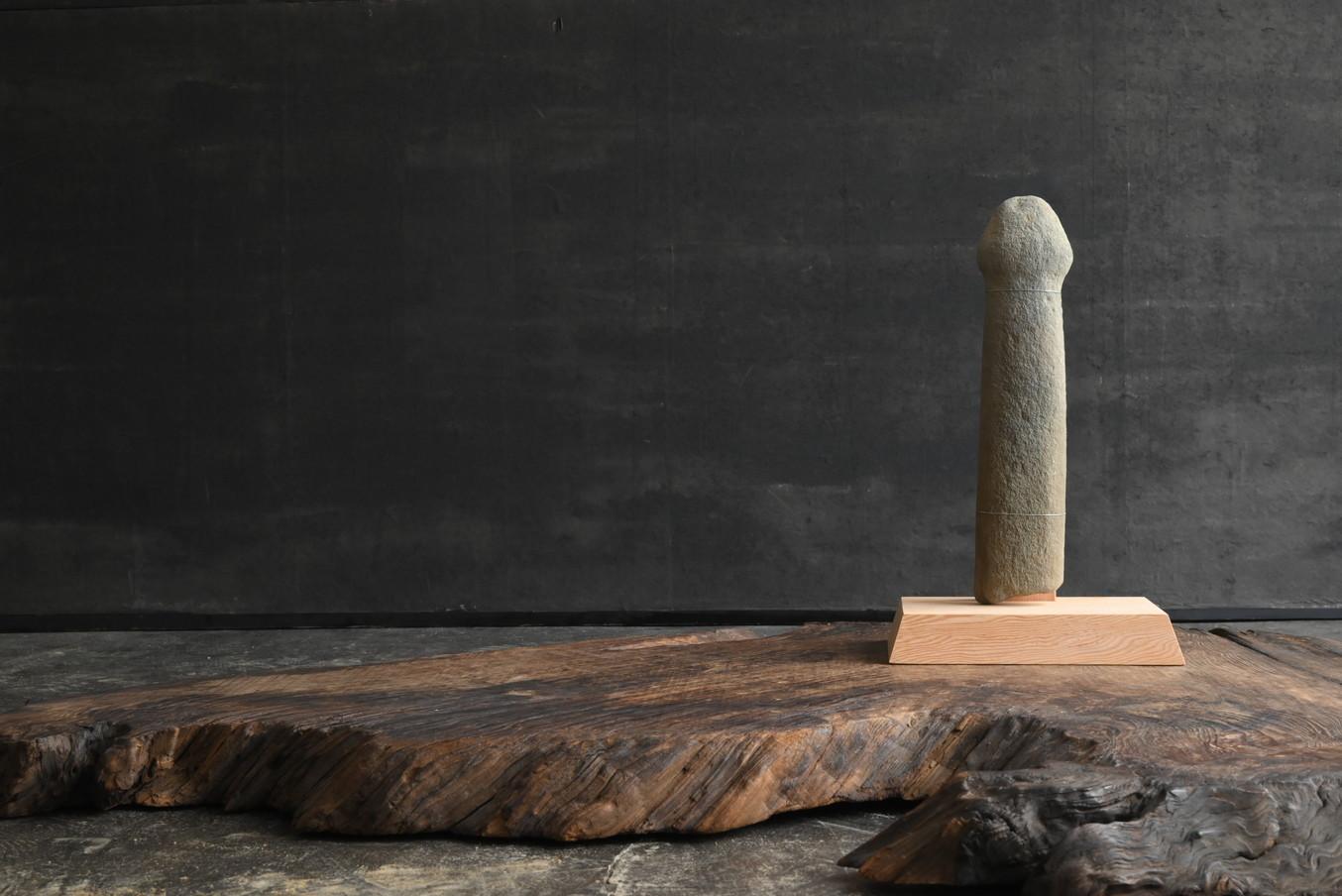 Il s'agit d'une figurine en pierre en forme de pénis, découverte dans l'est du Japon.
Le Japon a connu un âge de pierre appelé la période Jomon, et ces objets ont été créés après le milieu de cette période.
La période Jomon est une ère primitive qui