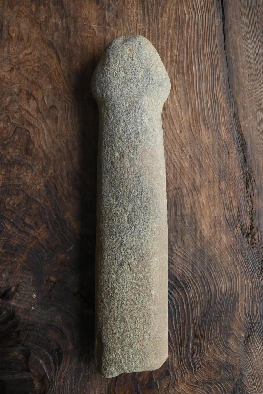 Japanese antique penis-shaped stone ornament/very old excavated item In Good Condition For Sale In Sammu-shi, Chiba