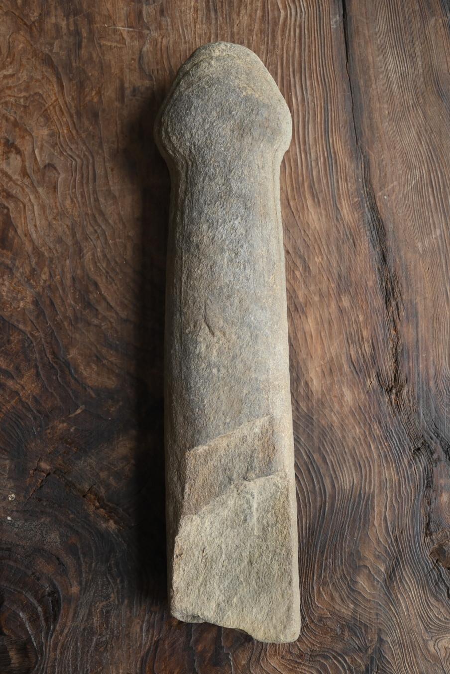 Pierre Ornement en pierre japonais ancien en forme de penis/objet très ancien fouillé en vente