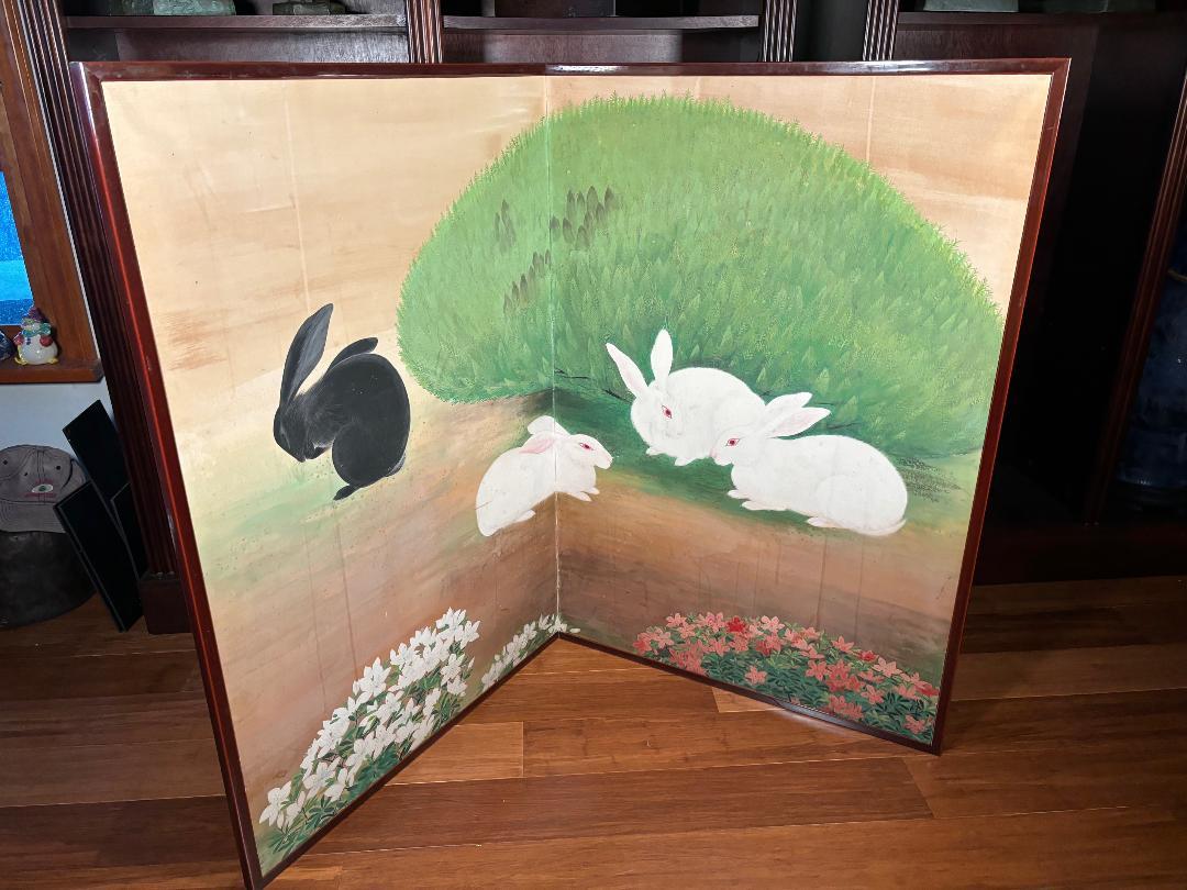 Paravent japonais ancien à deux panneaux, famille de lapins enjoués au milieu de fleurs   en vente 6