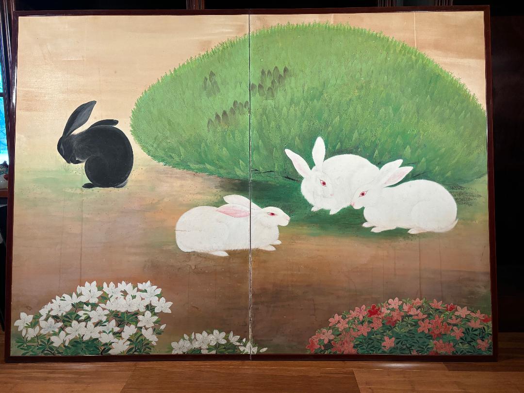 Taisho Paravent japonais ancien à deux panneaux, famille de lapins enjoués au milieu de fleurs   en vente