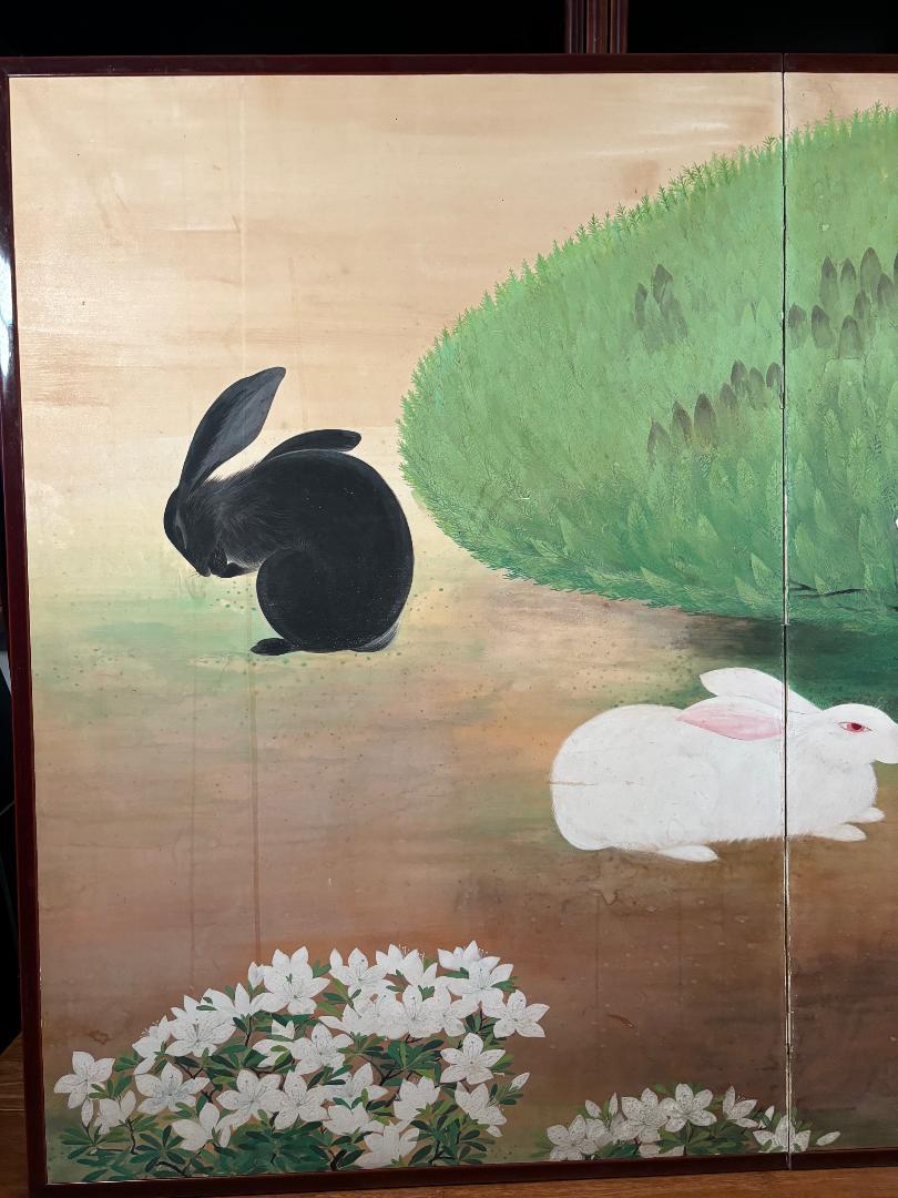Japonais Paravent japonais ancien à deux panneaux, famille de lapins enjoués au milieu de fleurs   en vente