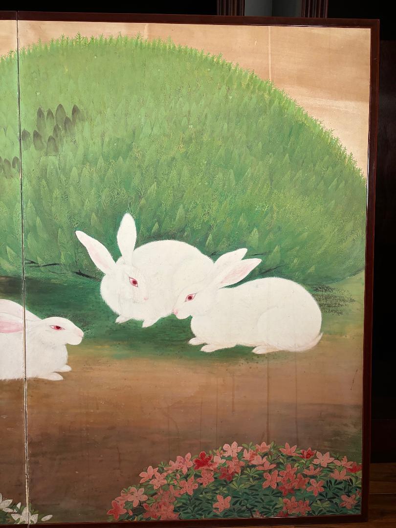 Peint à la main Paravent japonais ancien à deux panneaux, famille de lapins enjoués au milieu de fleurs   en vente