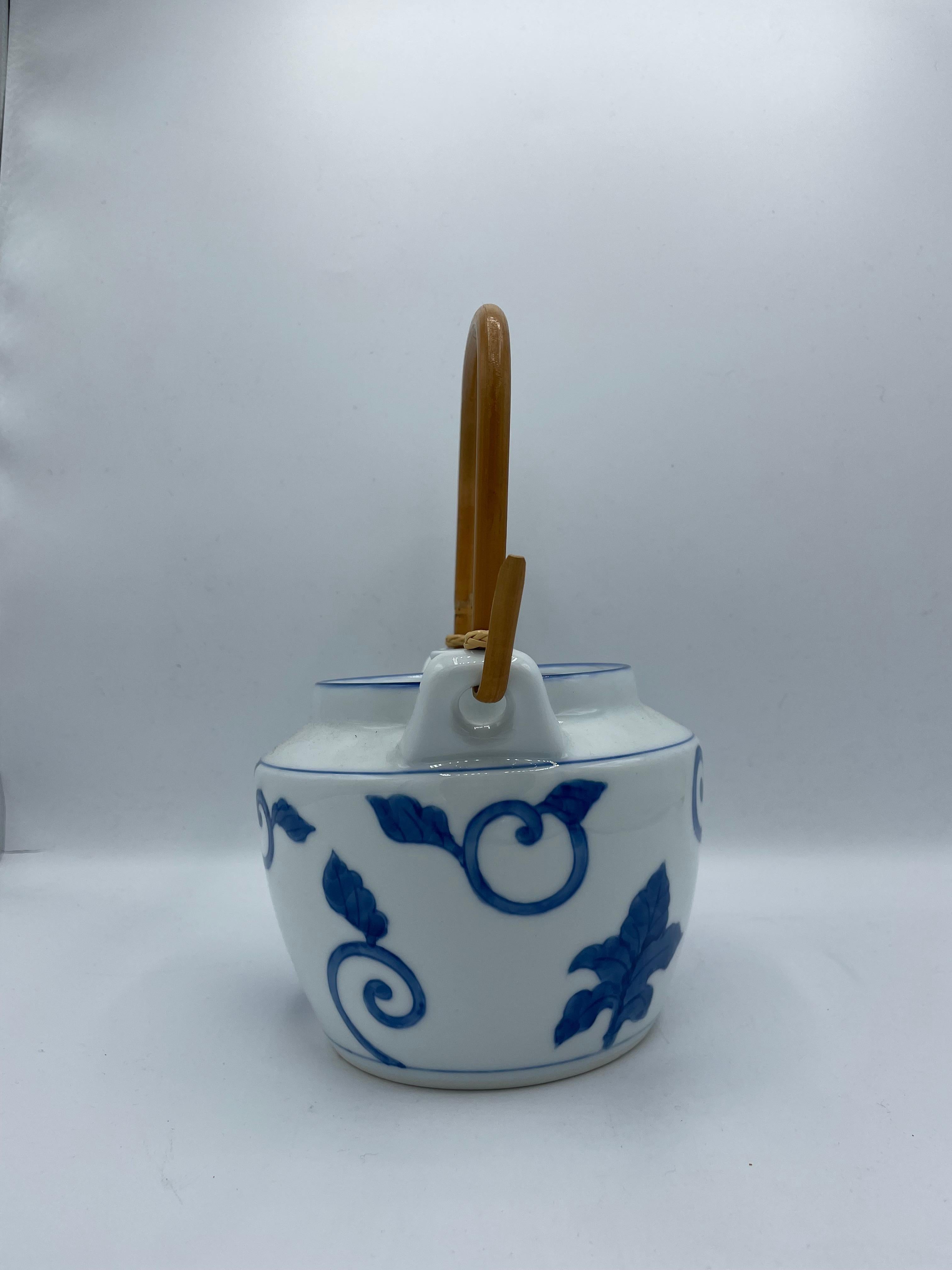 This is a tea pot made in Japan around Showa era in 1960s.
This is made with porcelain and the wrist part is made with wood and bamboo.

Dimensions (cm):
20.5 x 15 x H 25
Wrist length  12 cm