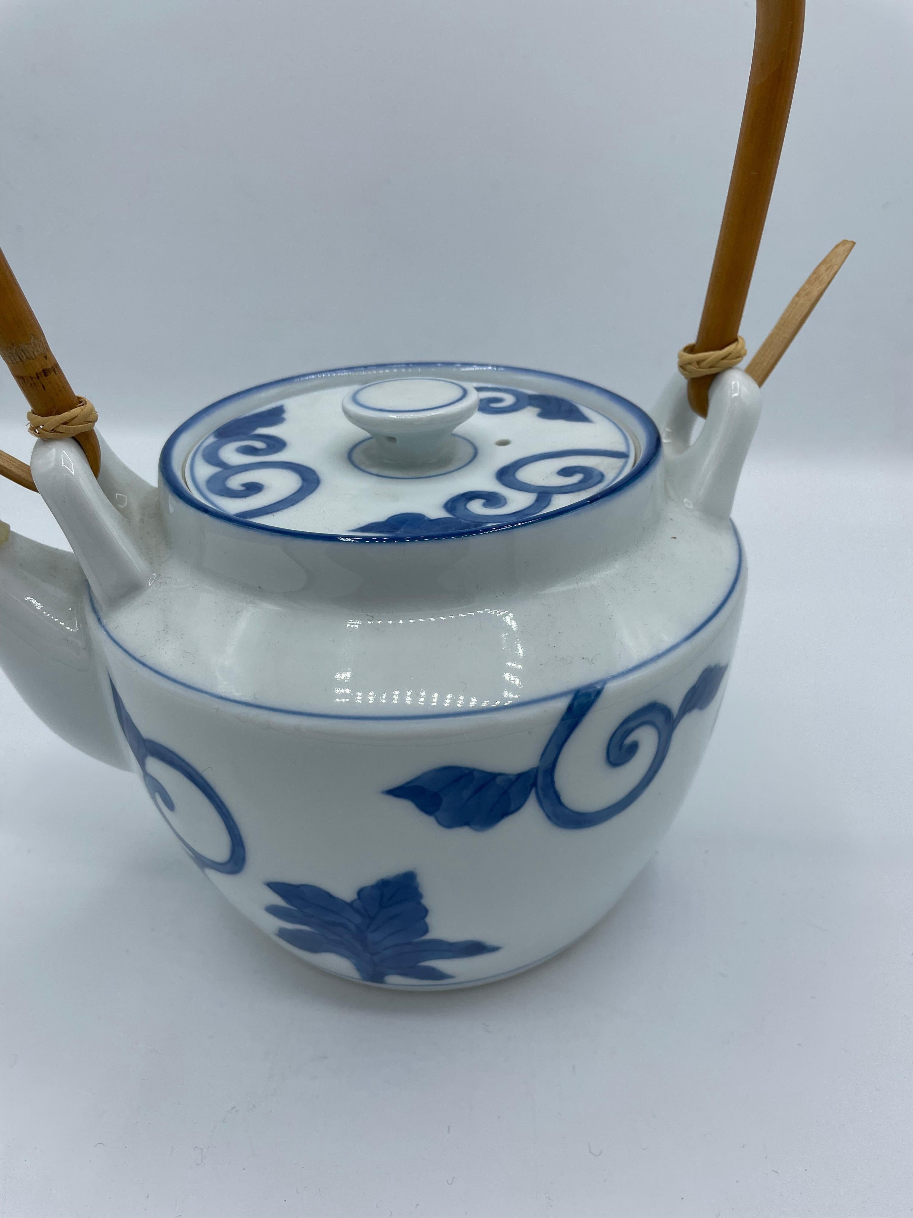 Antike japanische Porzellan-Teekanne aus dem Jahr 1960 (Handbemalt) im Angebot