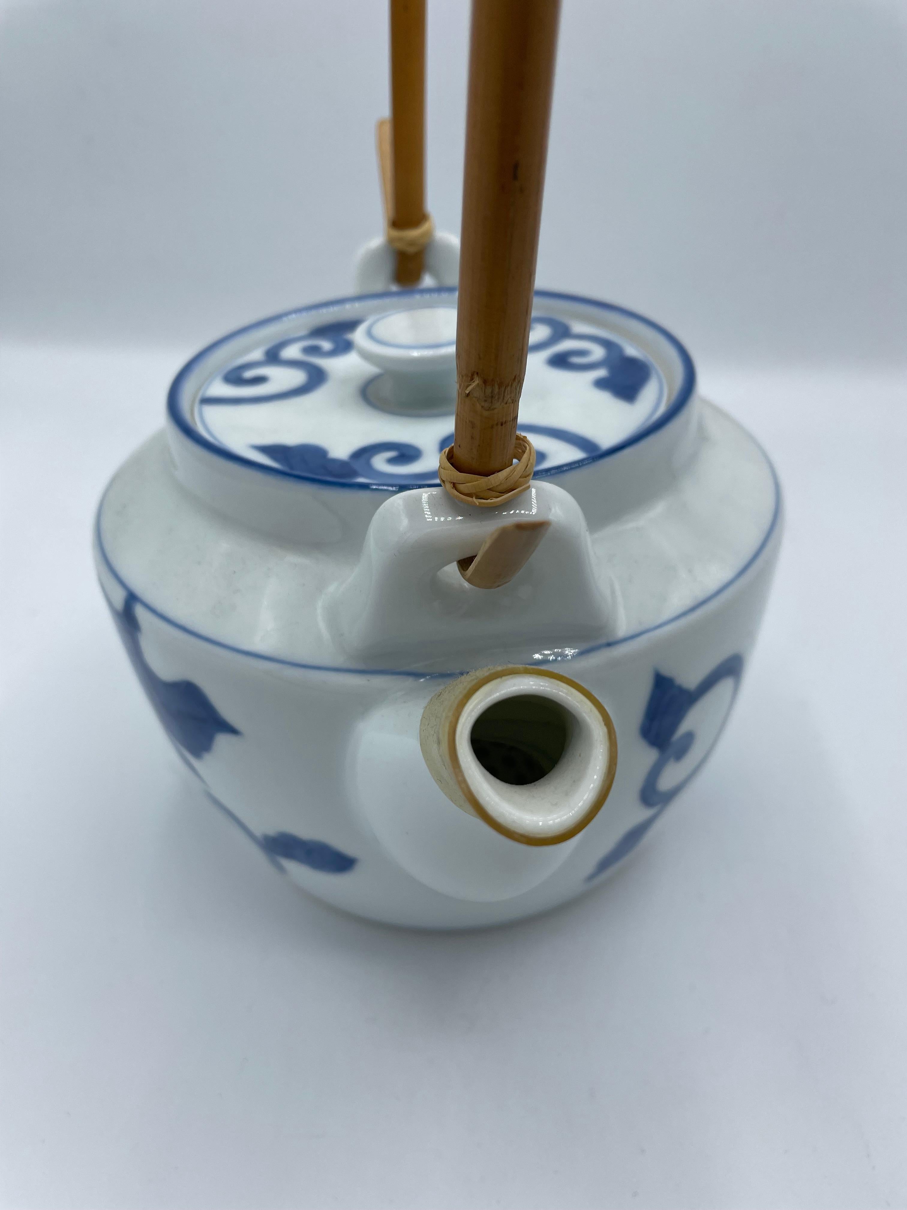 Antike japanische Porzellan-Teekanne aus dem Jahr 1960 im Zustand „Gut“ im Angebot in Paris, FR