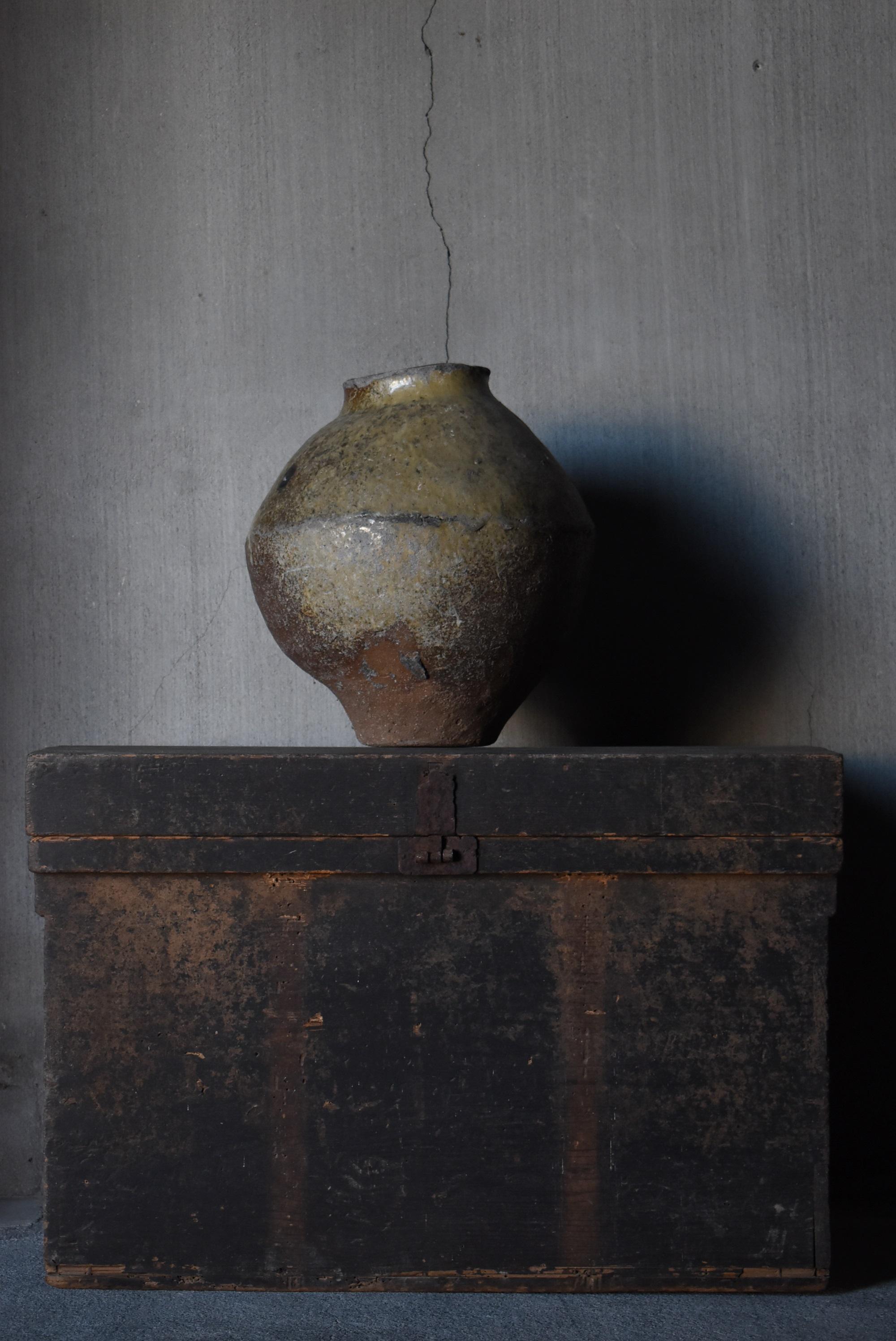 It is a jar from the Edo period (1700s-1800s) in Japan.
It is called 