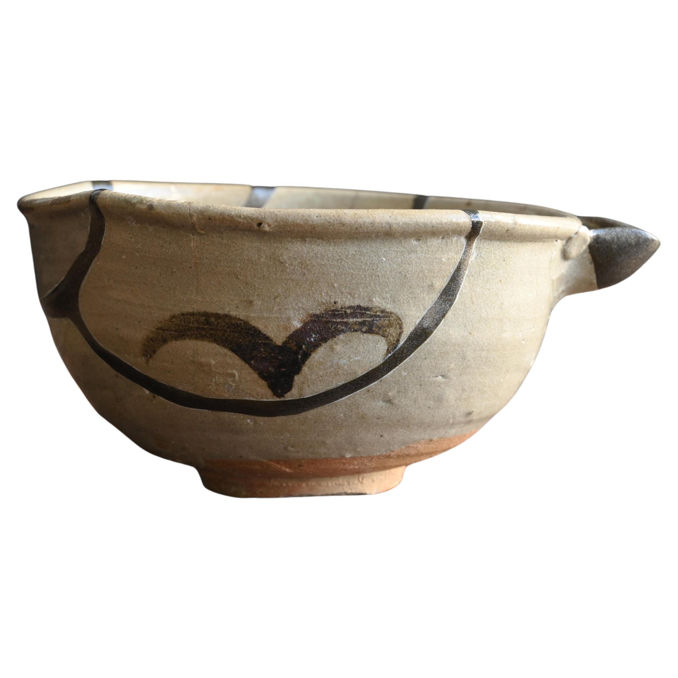Japanese antique pottery bowl/17th century - 18th century/Karatsu "Katakuchi" bo For Sale