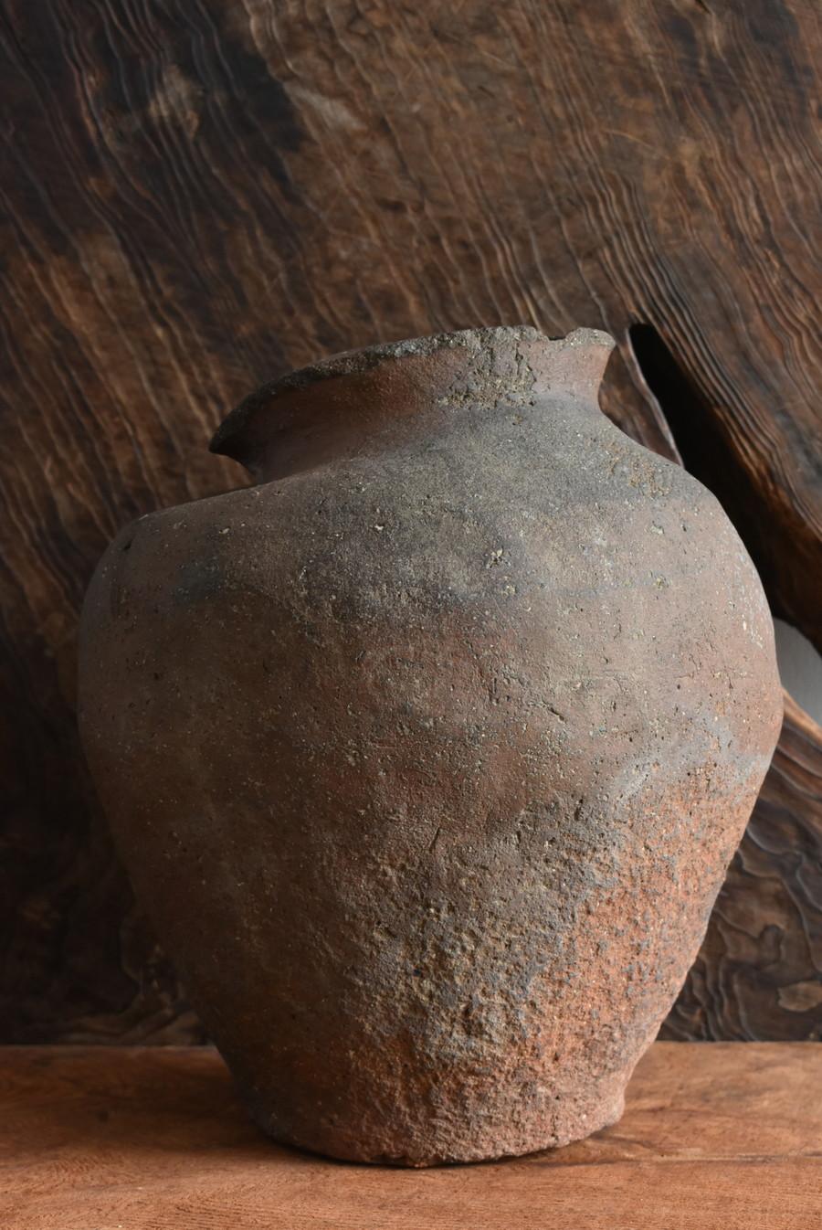 Hand-Crafted Japanese Antique Pottery Distorted Jar 1400-1500s / Wabi-Sabi Tokoname Vase For Sale