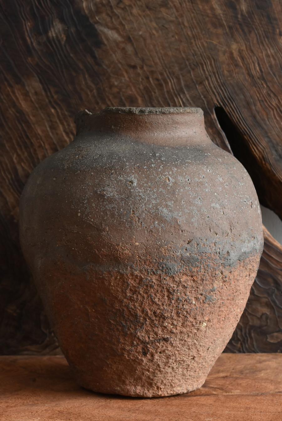 Japanese Antique Pottery Distorted Jar 1400-1500s / Wabi-Sabi Tokoname Vase In Good Condition For Sale In Sammu-shi, Chiba