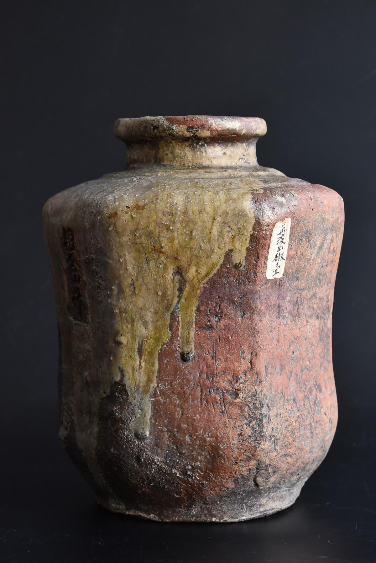 We have an aesthetic sense peculiar to Japanese people.
And we introduce the unique items that only we can do, the route of purchasing in Japan, the experience value so far, and the way that no one can imitate.

It is a jar made in the early Edo