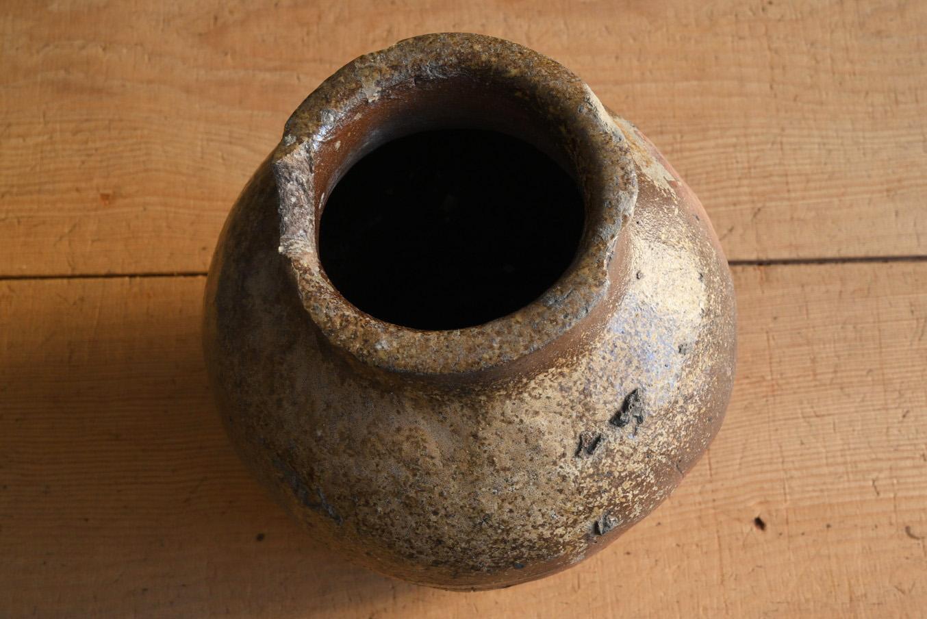 Japanisches antikes japanisches Keramikgefäß aus dem 15. bis 16. Jahrhundert/ Wabi-Sabi-Gefäß/Tokoname-Vase im Angebot 1