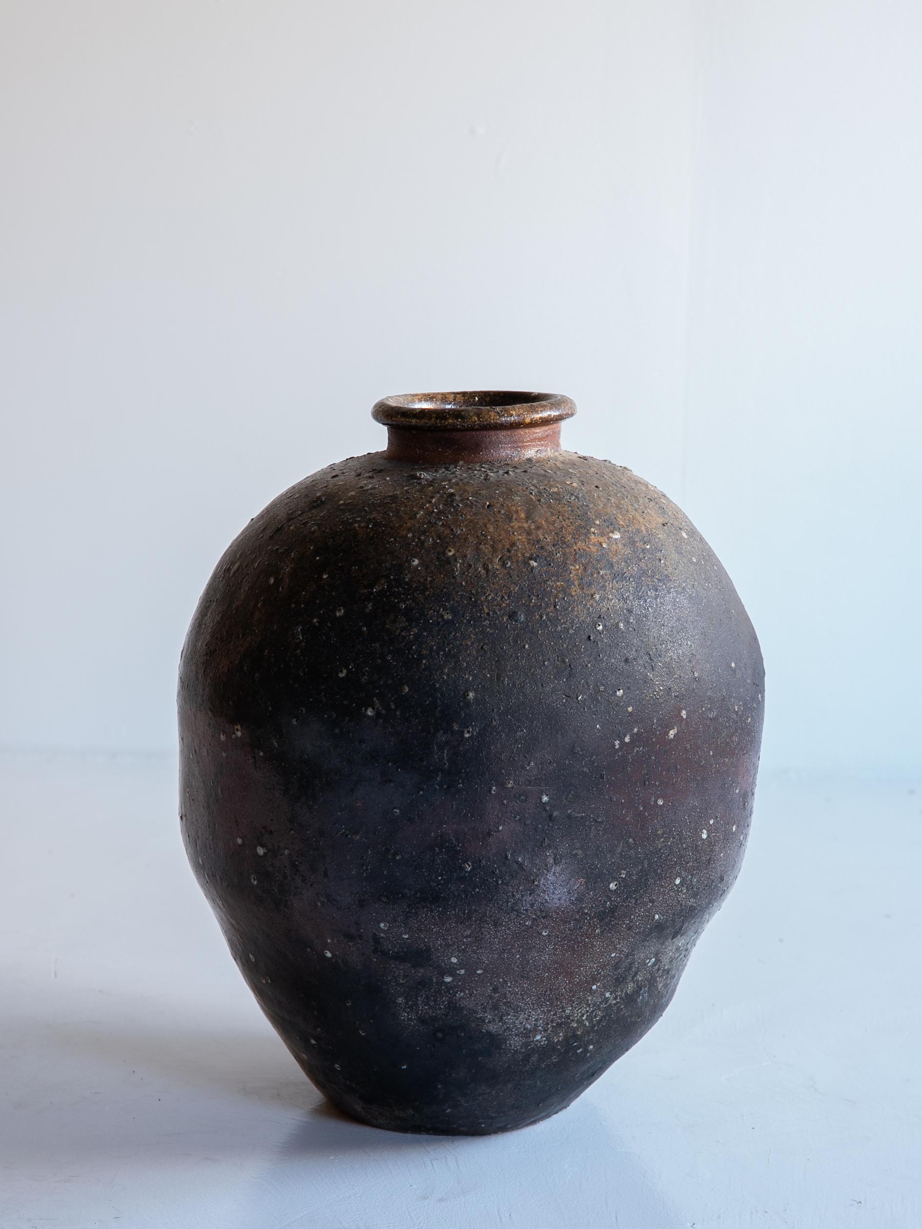 Antikes japanisches Keramikgefäß aus dem 15. bis 16. Jahrhundert/ Wabi-Sabi-Vase/Shigaraki/Shigaraki (Handgefertigt) im Angebot