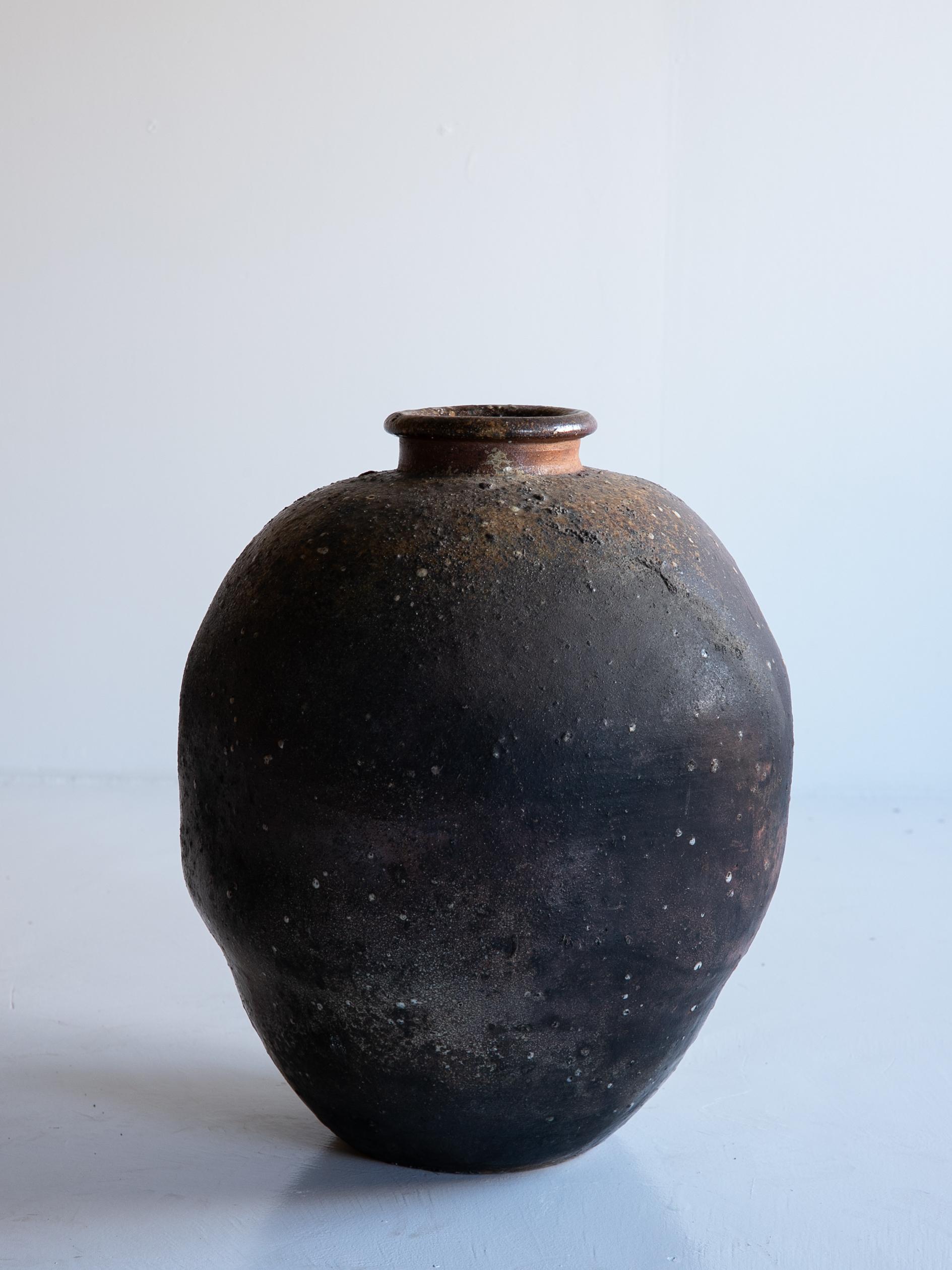 Antikes japanisches Keramikgefäß aus dem 15. bis 16. Jahrhundert/ Wabi-Sabi-Vase/Shigaraki/Shigaraki (18. Jahrhundert und früher) im Angebot