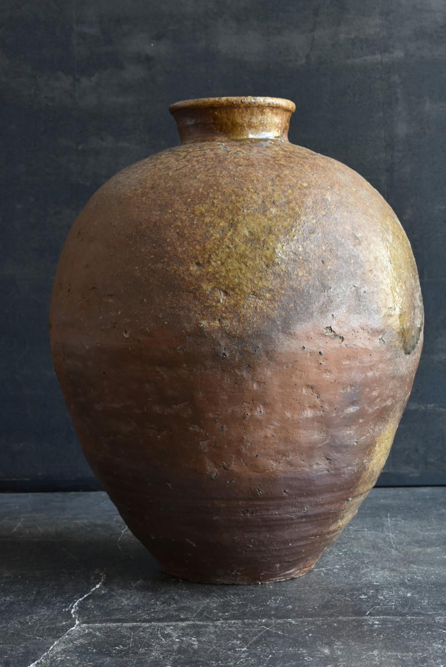 Japanese antique pottery large Jar/1400s/color gradation by kiln firing/Shigarak For Sale 4