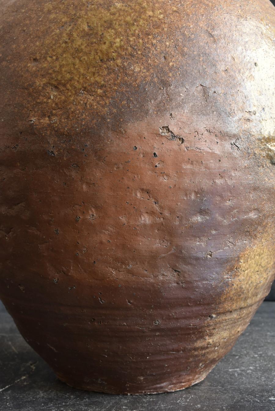 Japanese antique pottery large Jar/1400s/color gradation by kiln firing/Shigarak For Sale 8