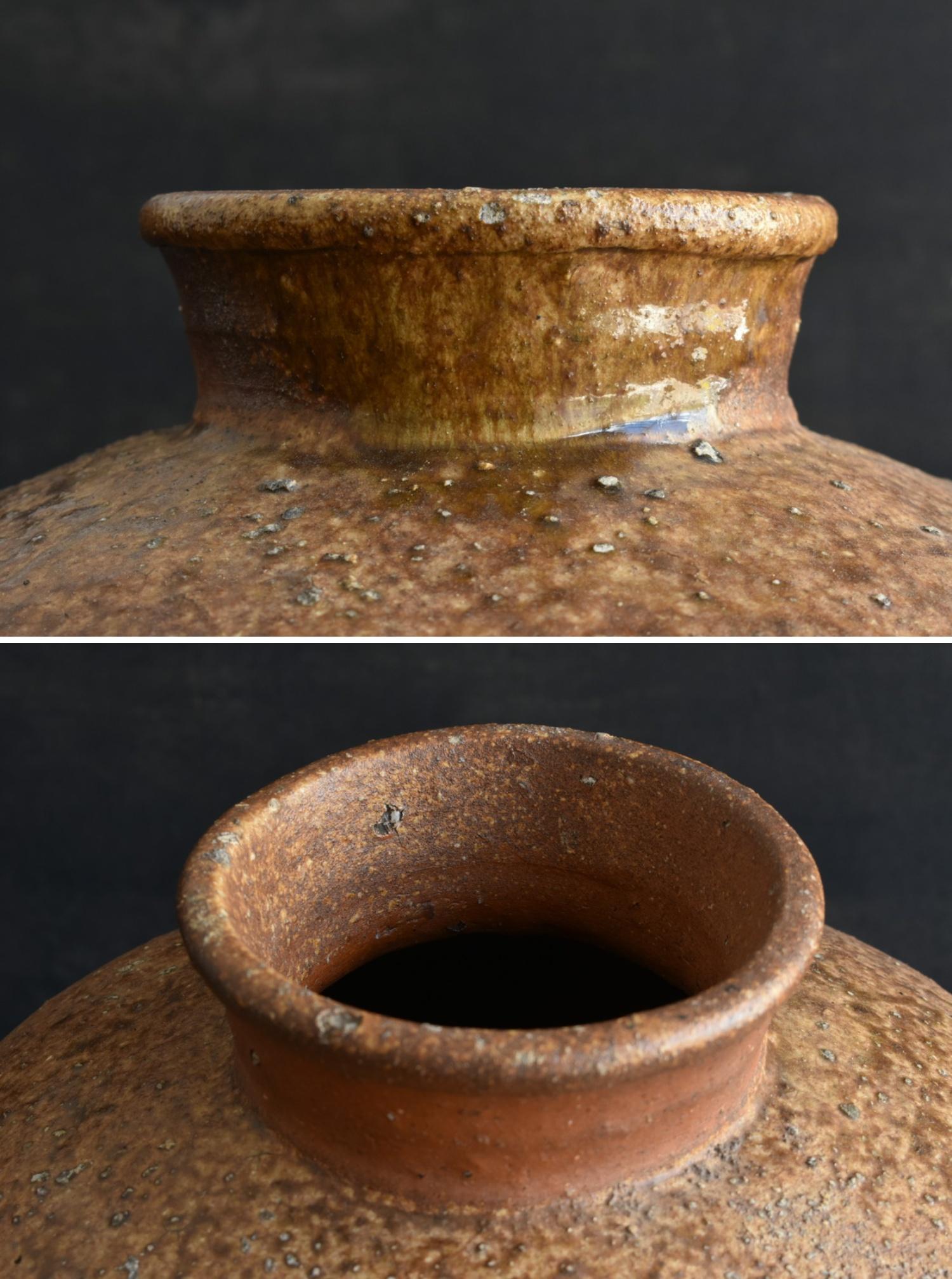 Japanese antique pottery large Jar/1400s/color gradation by kiln firing/Shigarak For Sale 9