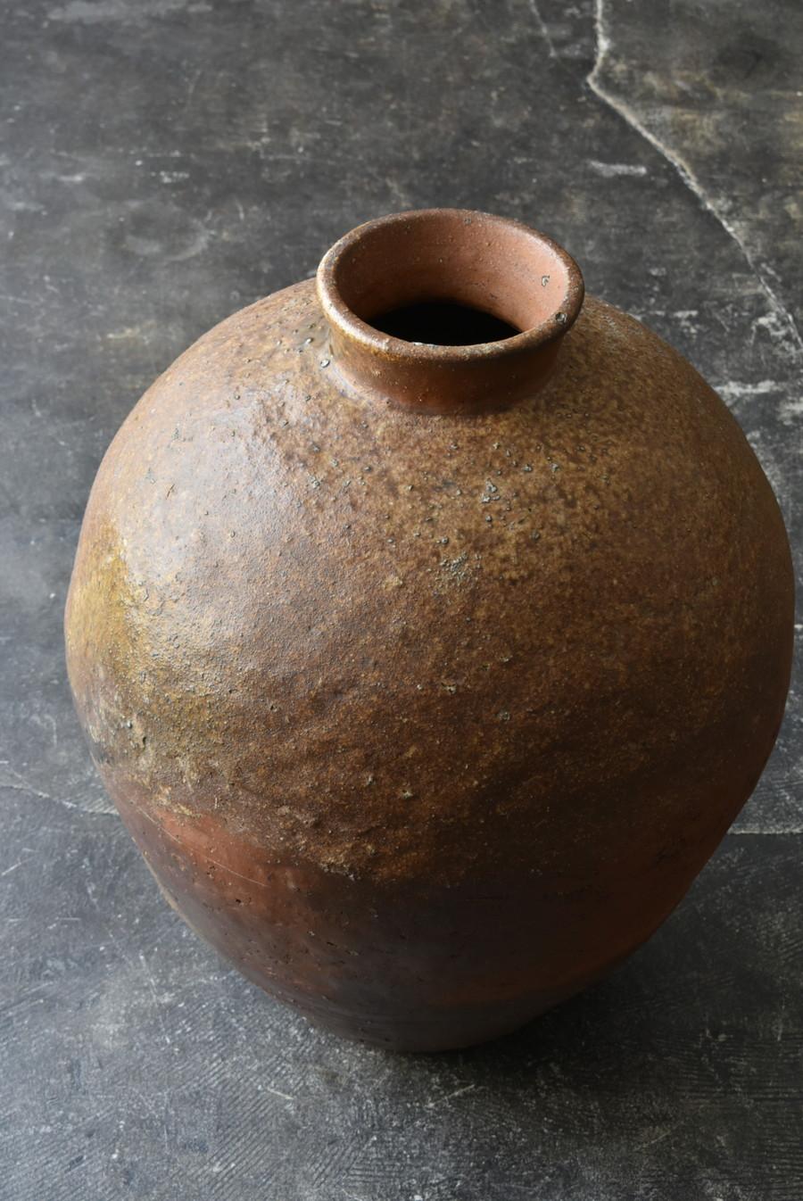 18th Century and Earlier Japanese antique pottery large Jar/1400s/color gradation by kiln firing/Shigarak For Sale