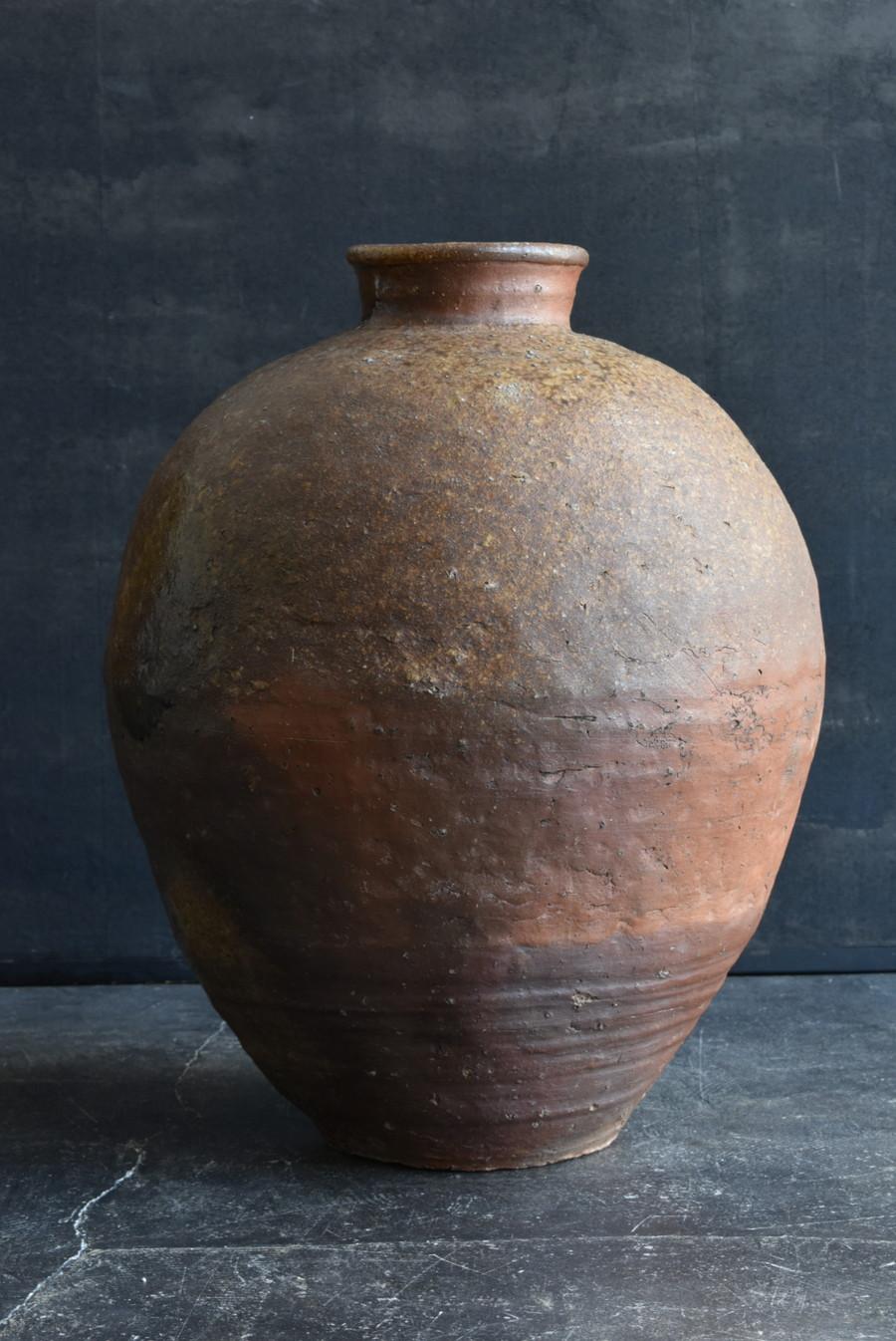 Japanese antique pottery large Jar/1400s/color gradation by kiln firing/Shigarak For Sale 1