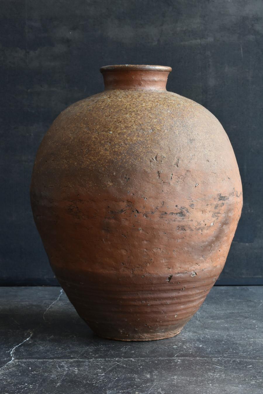 Japanese antique pottery large Jar/1400s/color gradation by kiln firing/Shigarak For Sale 2