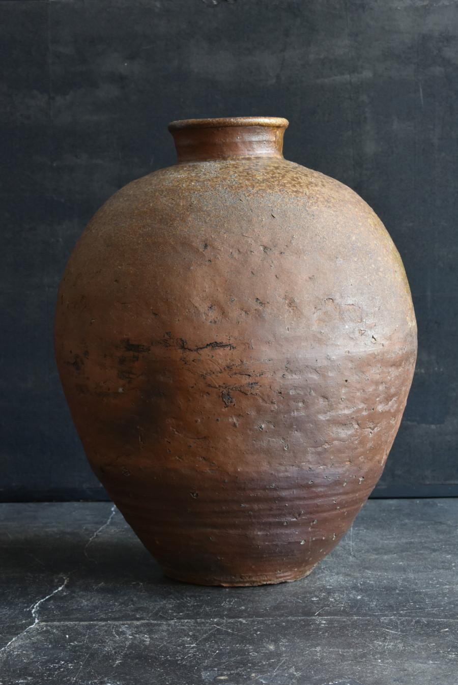 Japanese antique pottery large Jar/1400s/color gradation by kiln firing/Shigarak For Sale 3